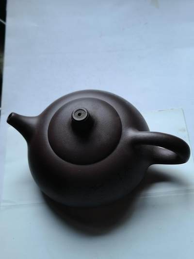 紫砂壶。仿鼓壶(原矿紫泥)。中国工艺美术大师徐汉堂制款，著名旅美画家，当代海派画家周根宝，阿豹作书面。此壶泥料细腻，有光泽，容量约240cc。此壶制作造型为传统经典器型，线条简洁，流畅大气，拿捏舒适。外表书画更添一番韵味。 - 紫砂壶。仿鼓壶(原矿紫泥)。中国工艺美术大师徐汉堂制款，著名旅美画家，当代海派画家周根宝，阿豹作书面。此壶泥料细腻，有光泽，容量约240cc。此壶制作造型为传统经典器型，线条简洁，流畅大气，拿捏舒适。外表书画更添一番韵味。