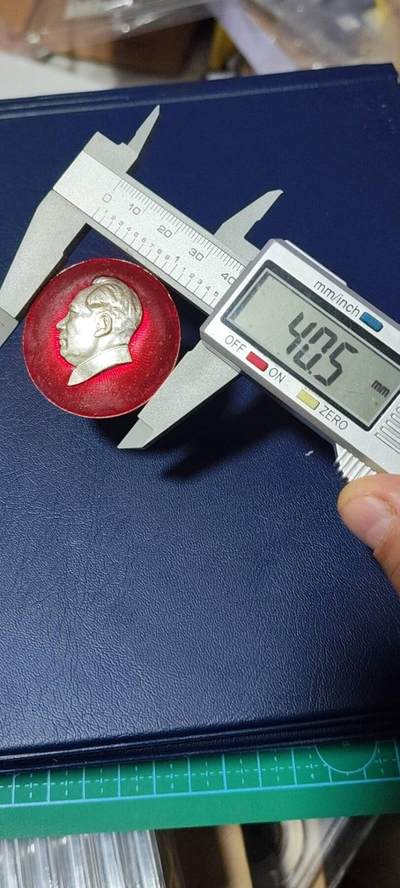 毛主席像章拍场，都是部队章 🔥🔥🔥🔥毛主席像章，40.5毫米，背面有铭文：中国人民解放军  总字819部队