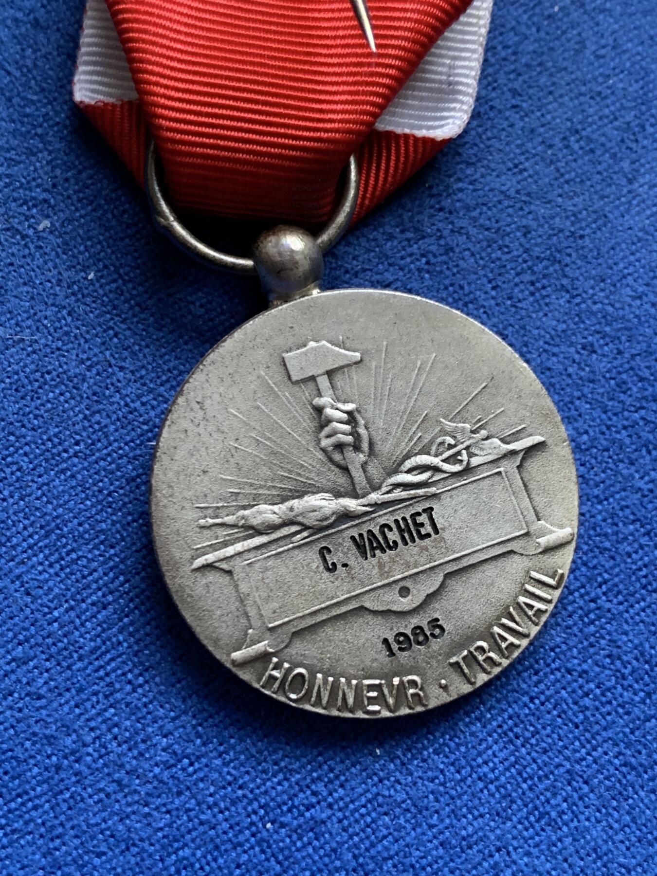 《竞宝斋》第375场 周日，周一，周二 3场连拍 （全场包邮） 法国劳工部奖章 带盒 总重约11.9克