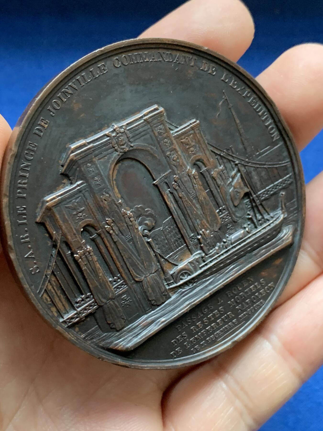 《竞宝斋》第375场 周日，周一，周二 3场连拍 （全场包邮） 法国1840年12月10号迎回拿破仑灵柩经过鲁昂纪念铜章，141.2g，63.2mm，1842-1845船首边铭，有轻磕