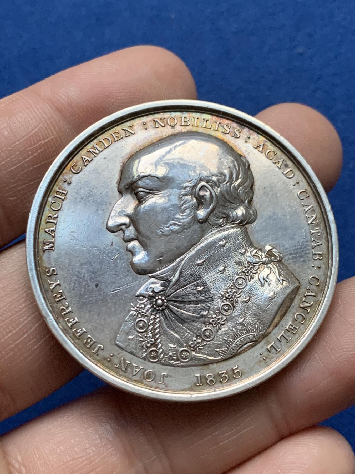 《竞宝斋》第375场 周日，周一，周二 3场连拍 （全场包邮） 英国1835年剑桥大学校长银章，侧面刻了精美的鸡肠文，40.37g，44.2mm