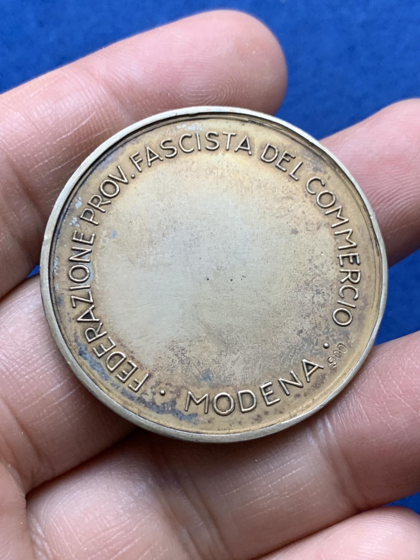 《竞宝斋》第375场 周日，周一，周二 3场连拍 （全场包邮） 1922.43意大利摩德纳省联邦贸易政府镀金银章，正面：雄鹰图案，深浮雕，雕刻精美，首见品。直径：38.5mm，重：24.28g。