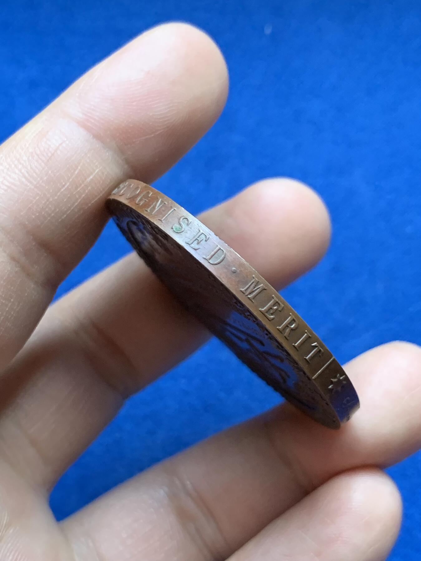 《竞宝斋》第375场 周日，周一，周二 3场连拍 （全场包邮） 英国1893年约克郡哈利法克斯技术学校铜章，极少见的侧面阳刻，45.75g，44.8mm