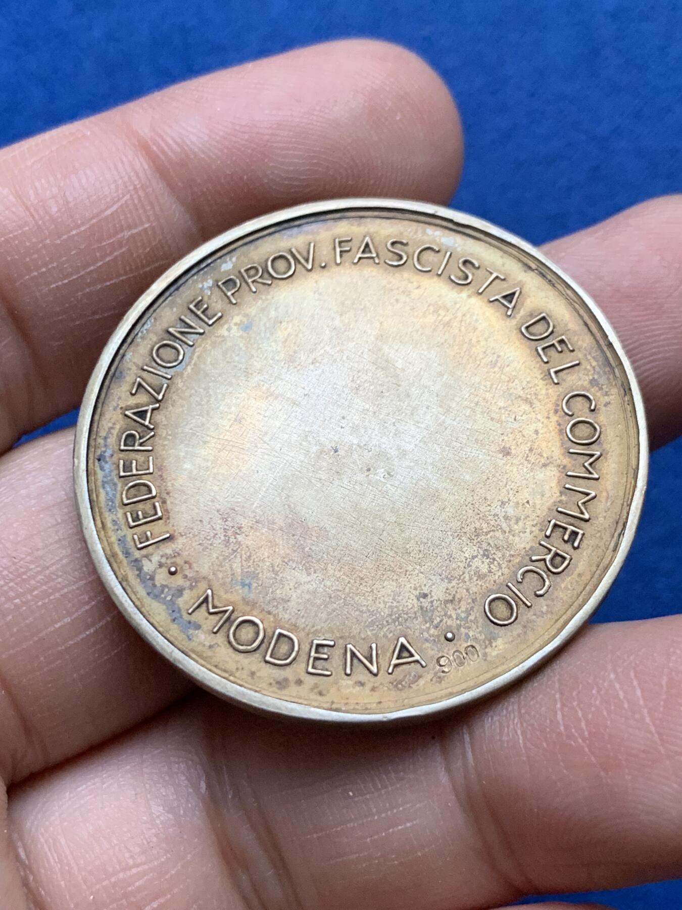 《竞宝斋》第375场 周日，周一，周二 3场连拍 （全场包邮） 1922.43意大利摩德纳省联邦贸易政府镀金银章，正面：雄鹰图案，深浮雕，雕刻精美，首见品。直径：38.5mm，重：24.28g。