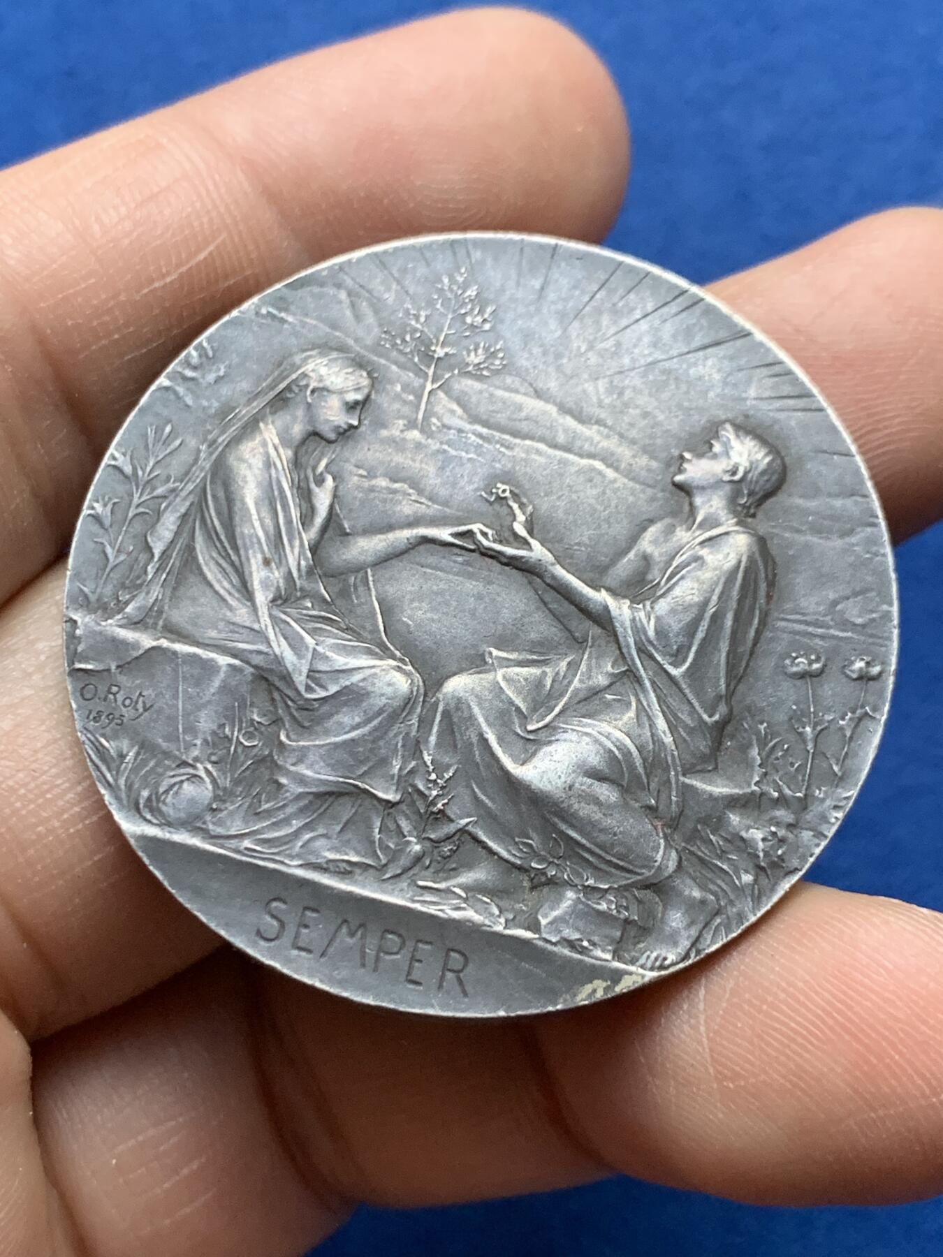 《竞宝斋》第375场 周日，周一，周二 3场连拍 （全场包邮） 法国O.Roty 婚姻与爱情纪念银章，32.18g，41.5mm，丰饶角边铭，背面6点方向有轻磕