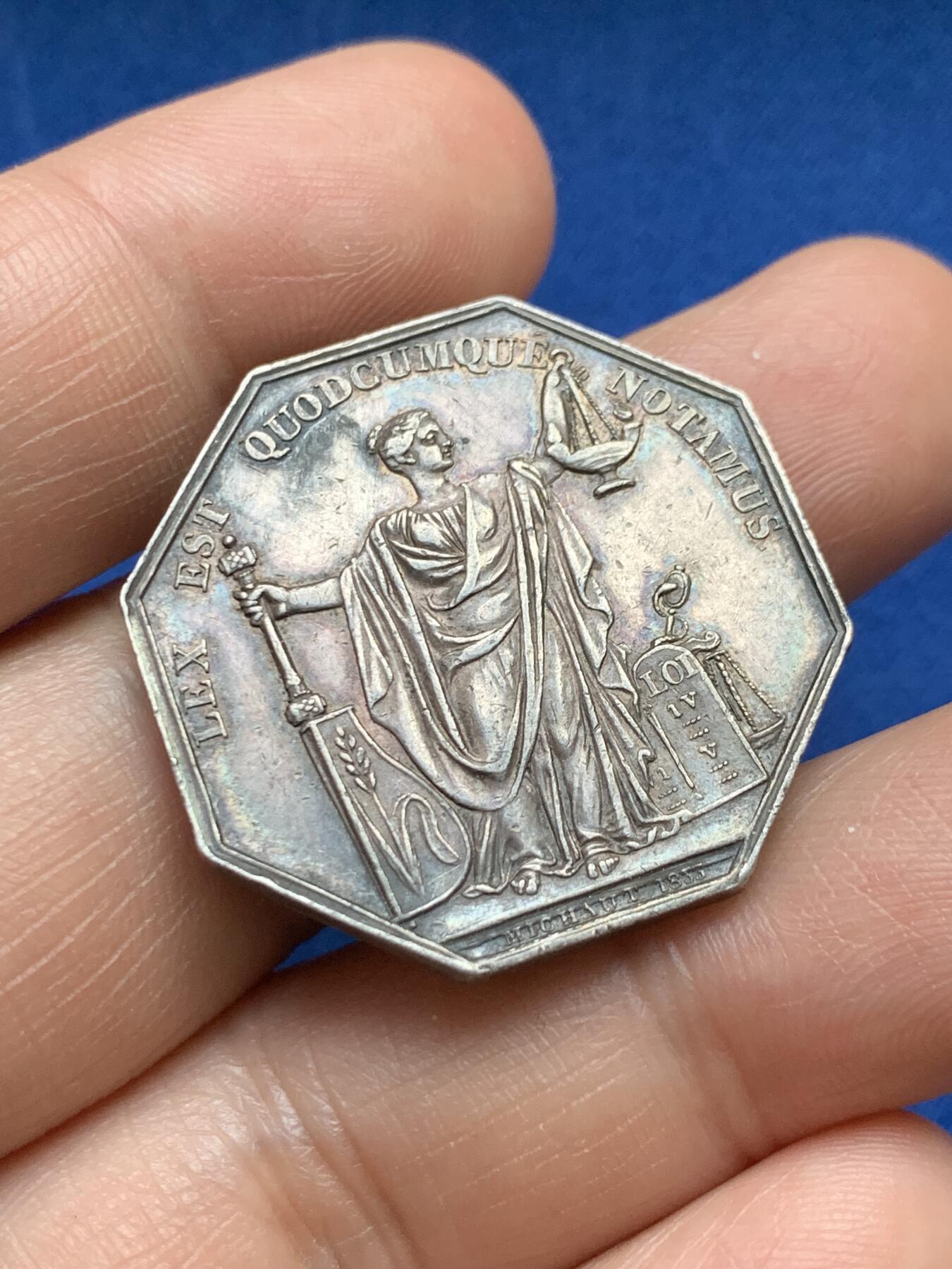 《竞宝斋》第375场 周日，周一，周二 3场连拍 （全场包邮） 法国马赛名人协会八角银质代币 13.75克 30.9mm 油灯 1890边铭