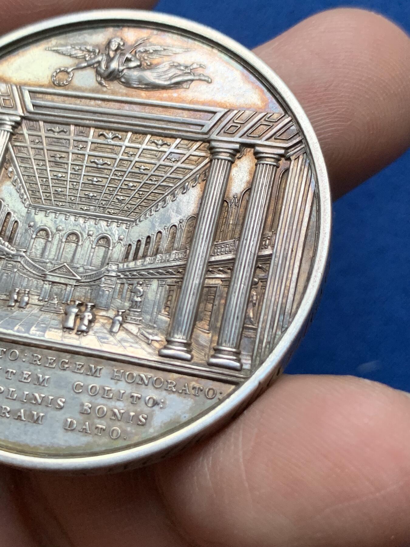 《竞宝斋》第375场 周日，周一，周二 3场连拍 （全场包邮） 英国1835年剑桥大学校长银章，侧面刻了精美的鸡肠文，40.37g，44.2mm