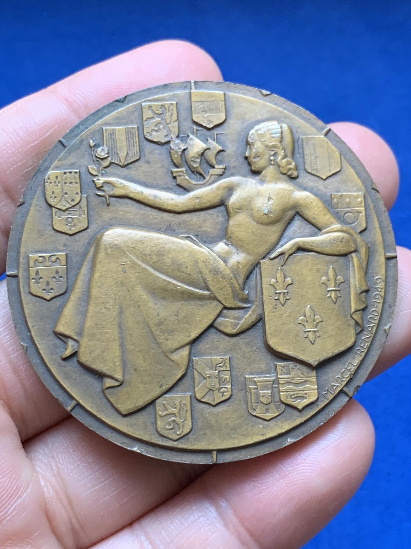 《竞宝斋》第375场 周日，周一，周二 3场连拍 （全场包邮） 1949年法国跨大西洋运输公司纪念铜章 77.7g 53.7mm 丰饶角铜标