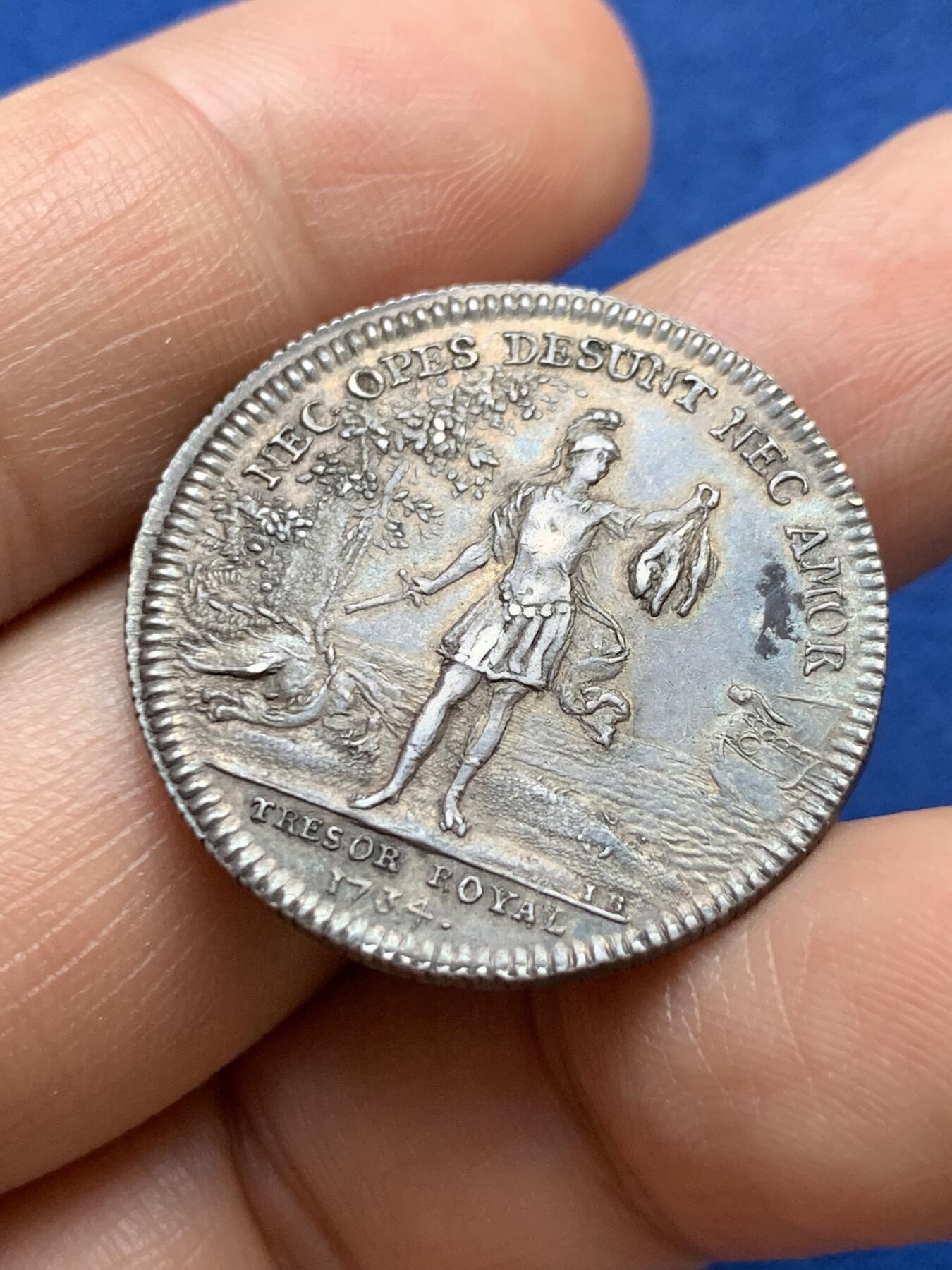 《竞宝斋》第375场 周日，周一，周二 3场连拍 （全场包邮） 法国1734年皇家财政部圆形银质jeton，屠龙者圣乔治手持大宝剑与金羊毛，10.2g，29.6mm