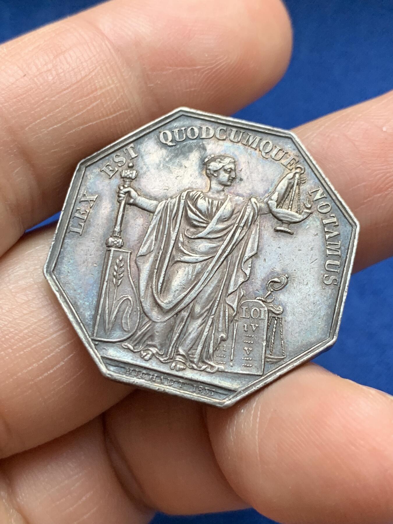 《竞宝斋》第375场 周日，周一，周二 3场连拍 （全场包邮） 法国马赛名人协会八角银质代币 13.75克 30.9mm 油灯 1890边铭