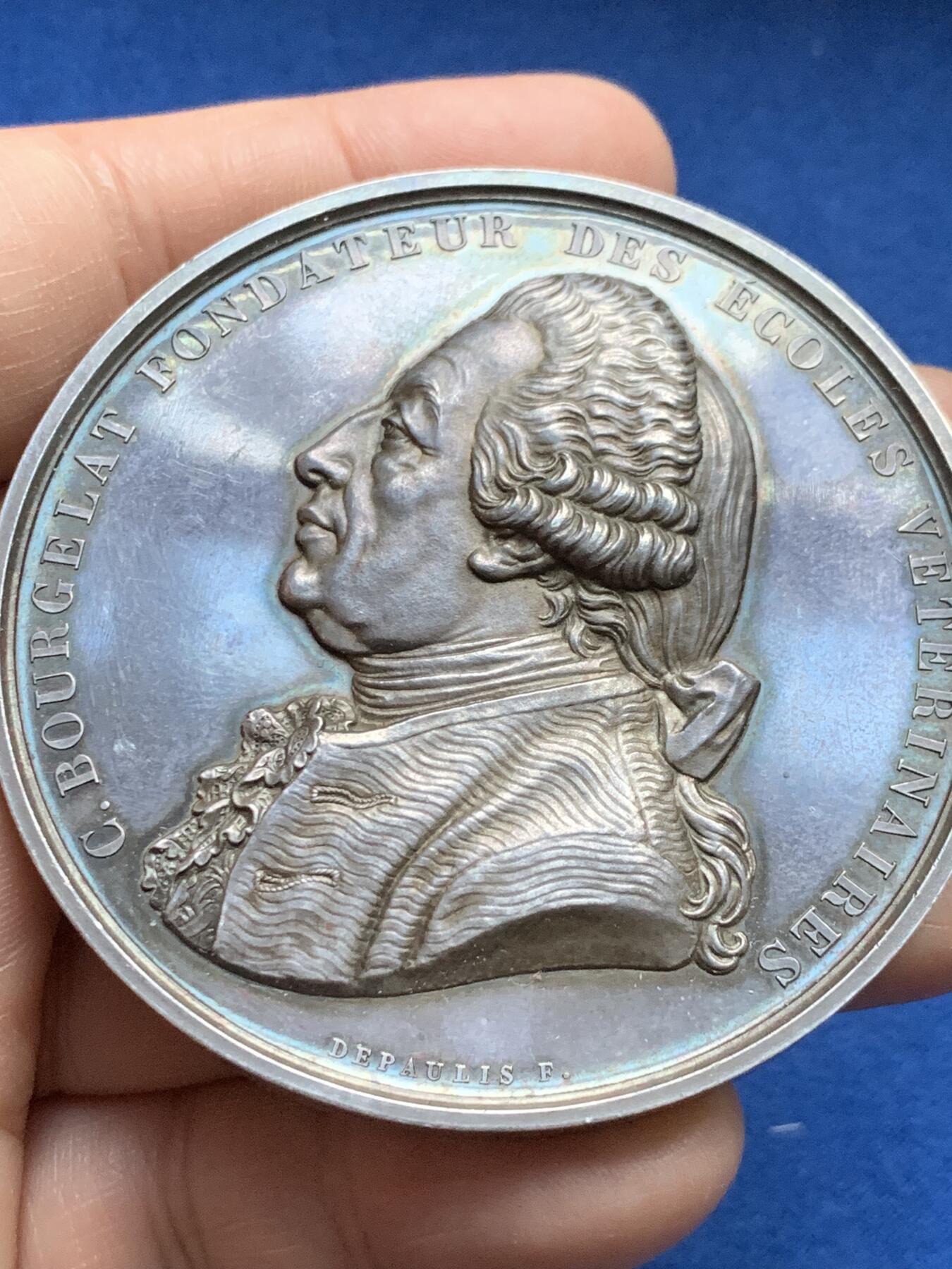 《竞宝斋》第375场 周日，周一，周二 3场连拍 （全场包邮） 法国里昂兽医学院银章，创始人克劳德·布尔热拉头像， 140.2g，63.3mm，手指边铭