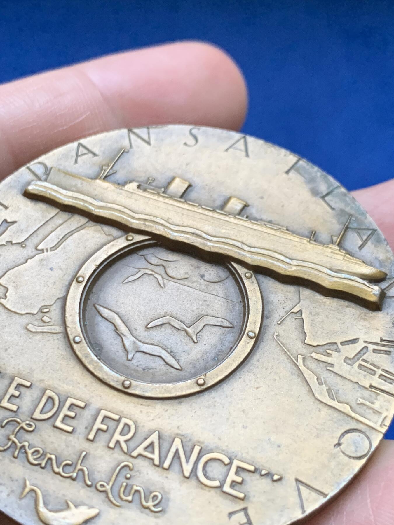 《竞宝斋》第375场 周日，周一，周二 3场连拍 （全场包邮） 1949年法国跨大西洋运输公司纪念铜章 77.7g 53.7mm 丰饶角铜标