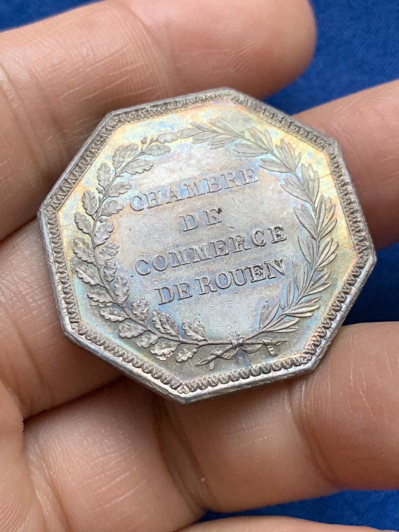 《竞宝斋》第375场 周日，周一，周二 3场连拍 （全场包邮） 法国JETON银质八角，鲁昂商会，直径33.7毫米，克重16.43 边铭：1845-1860手指