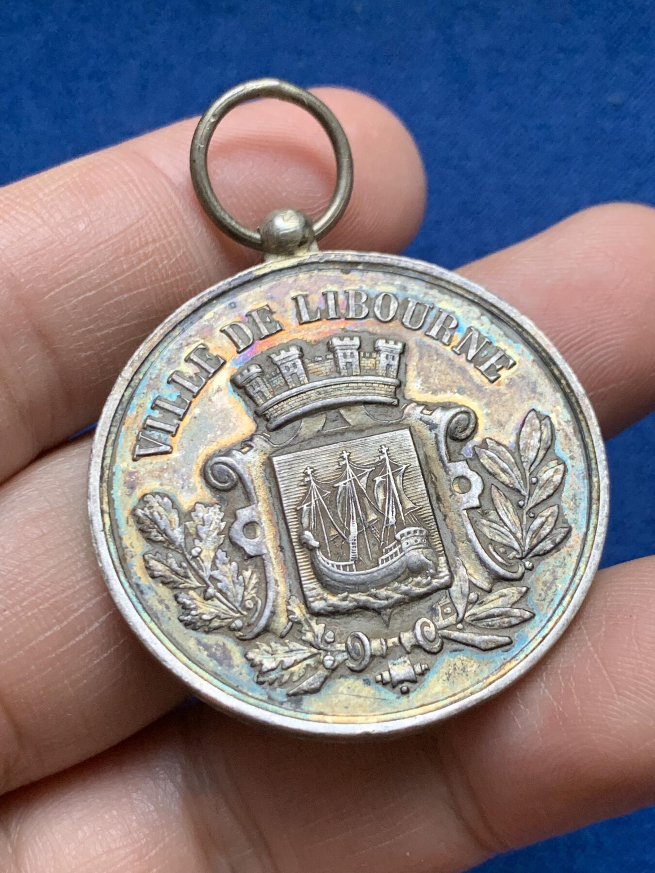 《竞宝斋》第375场 周日，周一，周二 3场连拍 （全场包邮） 法国利布尔讷银章，19.42g，36.8mm，野猪头戳在吊环上，边有轻磕