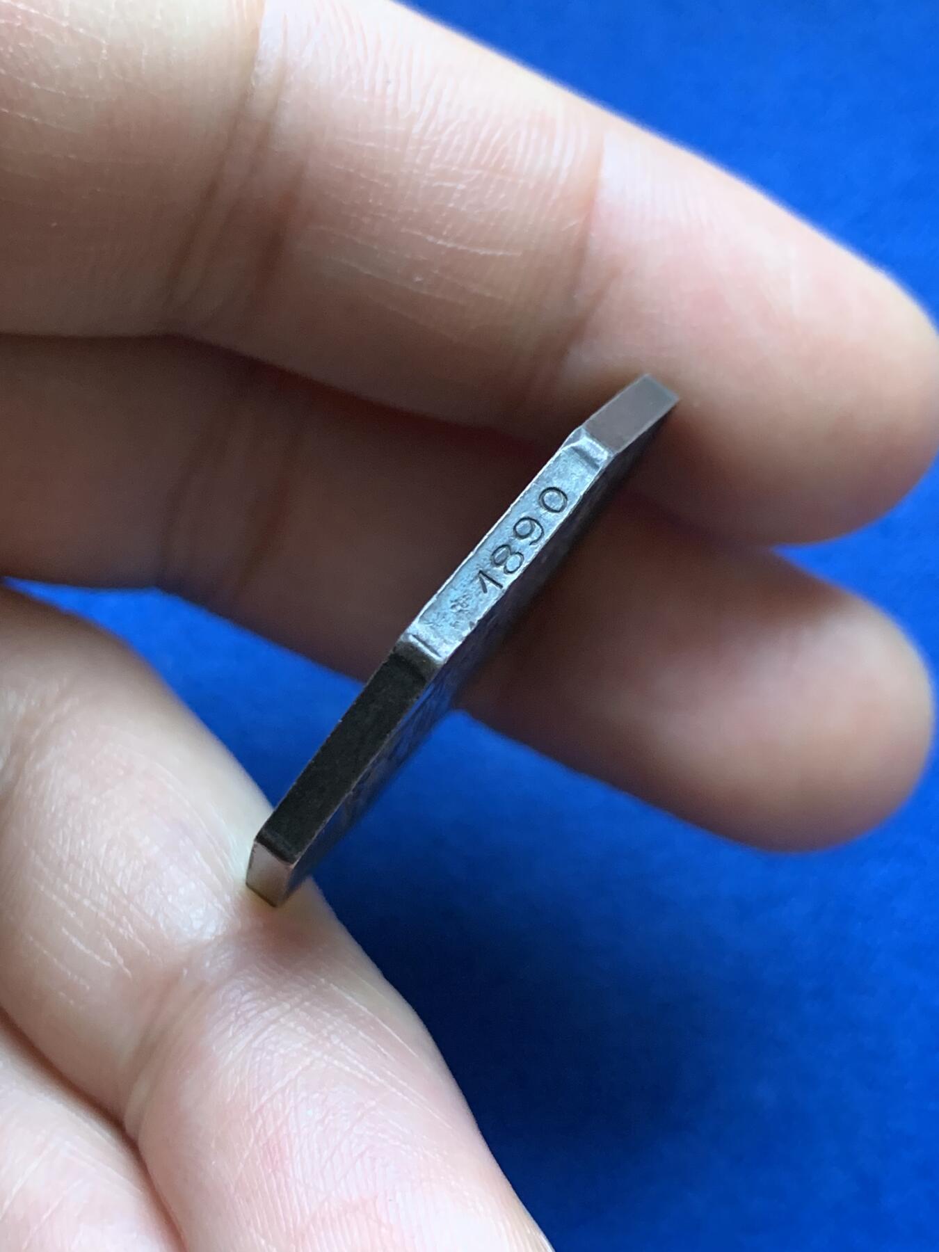 《竞宝斋》第375场 周日，周一，周二 3场连拍 （全场包邮） 法国马赛名人协会八角银质代币 13.75克 30.9mm 油灯 1890边铭