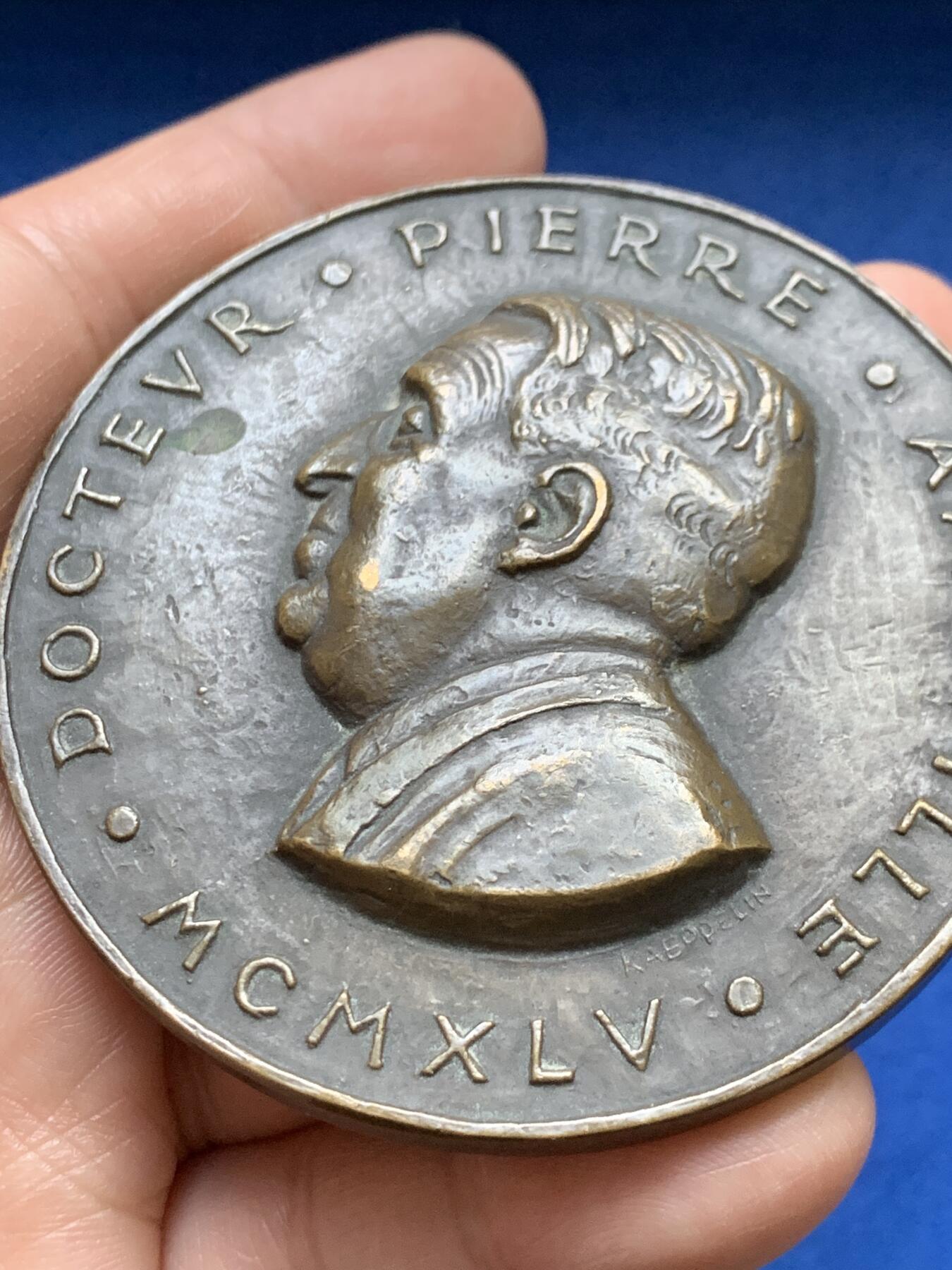 《竞宝斋》第375场 周日，周一，周二 3场连拍 （全场包邮） 1945年法国医学家皮埃尔·阿姆维尔纪念大铜章 162.4g 67.7mm