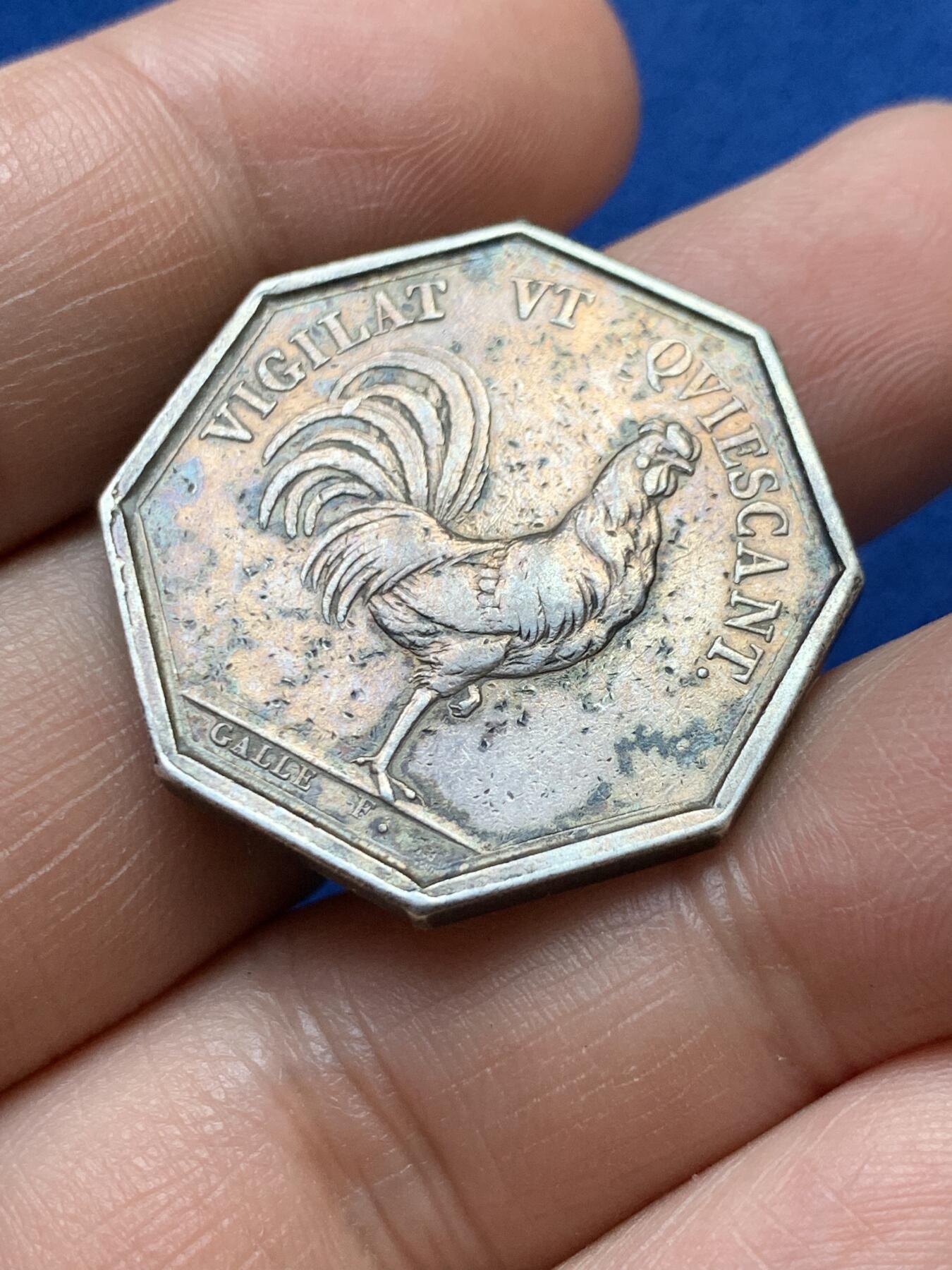 《竞宝斋》第375场 周日，周一，周二 3场连拍 （全场包邮） 法国查理十世高卢雄鸡八角银代币 早期无边铭 14.25g，29.6mm