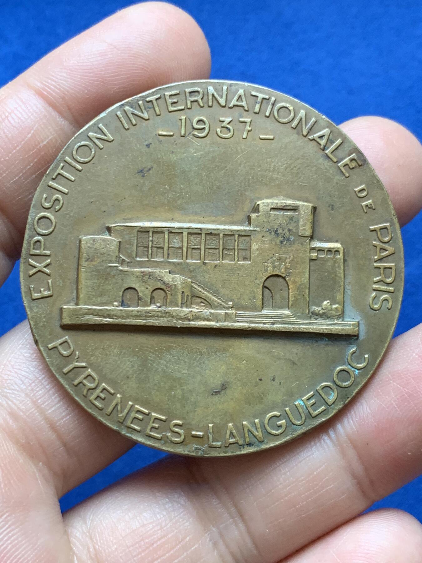 《竞宝斋》第375场 周日，周一，周二 3场连拍 （全场包邮） 1937年法国巴黎世博会纪念铜章 68.2g 49.8mm 三角边铭