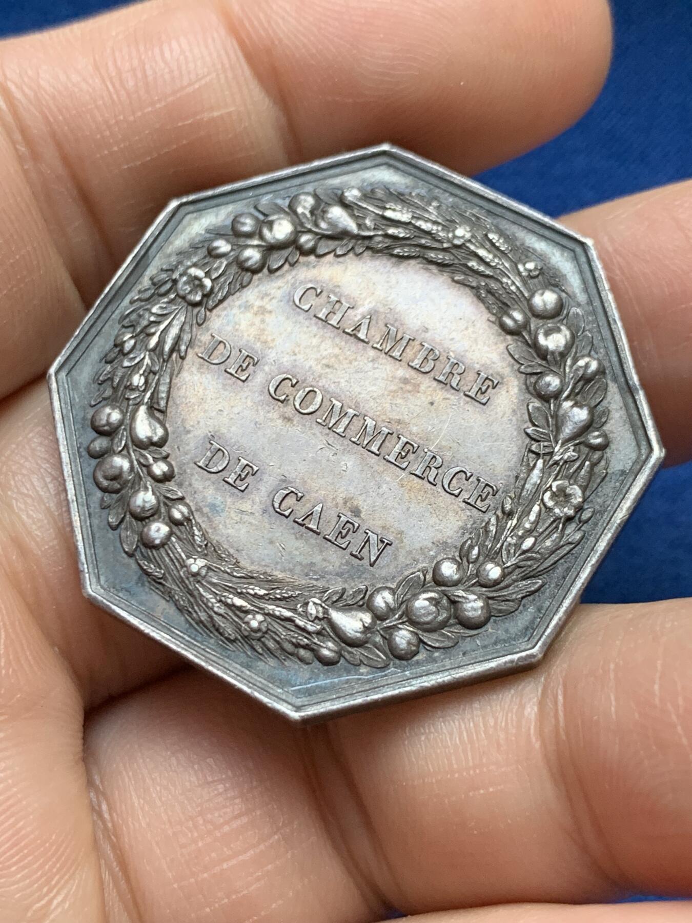 《竞宝斋》第375场 周日，周一，周二 3场连拍 （全场包邮） 法国JETON银质八角，卡昂商会，农业女神与商业之神，直径35.9毫米，克重21.33 边铭：原铸手指