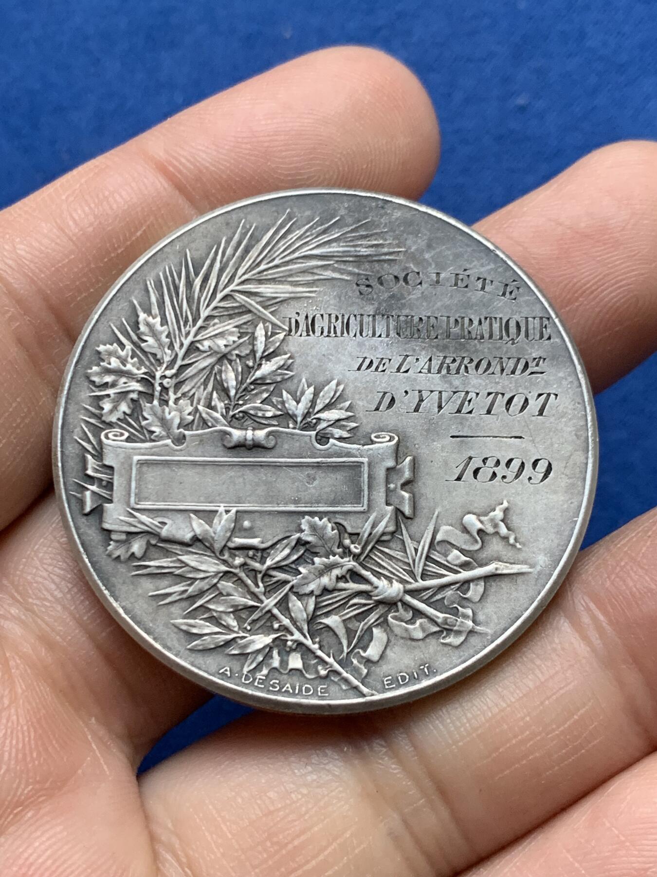 《竞宝斋》第375场 周日，周一，周二 3场连拍 （全场包邮） 法国新艺术风格清凉女神银章，伊维托特农业协会，35.59g，42.3mm，丰饶角边铭