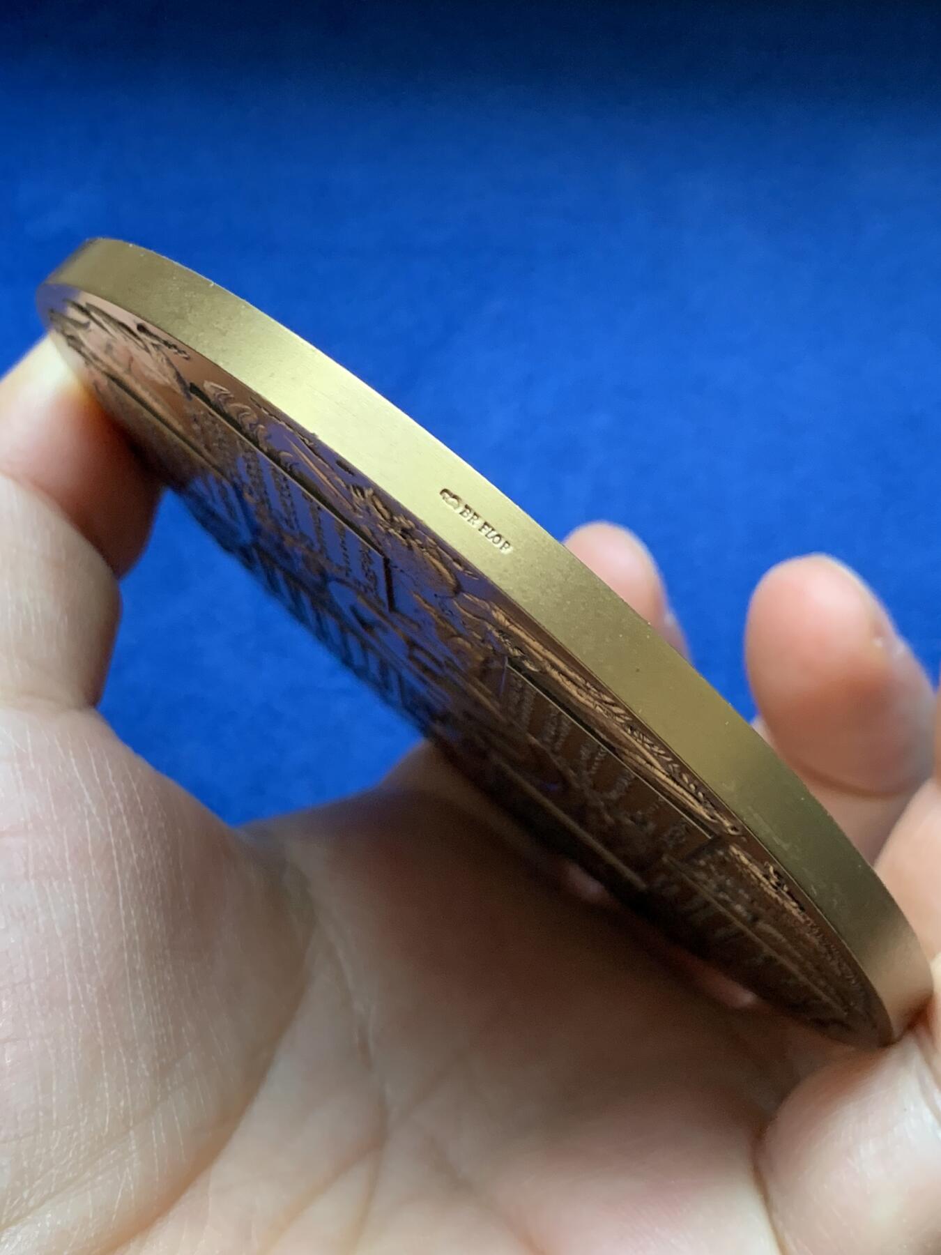 《竞宝斋》第375场 周日，周一，周二 3场连拍 （全场包邮） 1994年日历大铜章 364g 96mm 丰饶角边铭