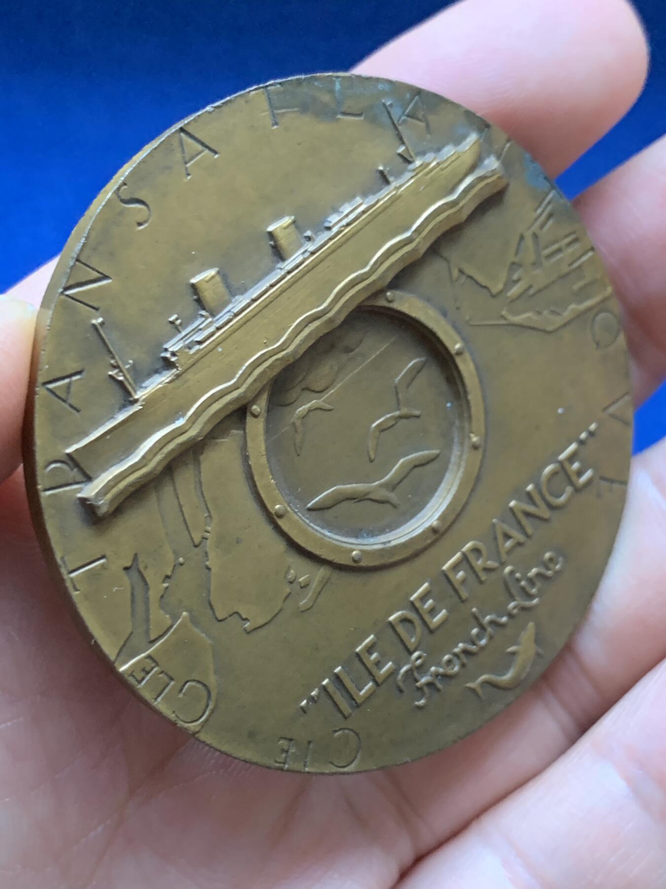 《竞宝斋》第375场 周日，周一，周二 3场连拍 （全场包邮） 1949年法国跨大西洋运输公司纪念铜章 77.7g 53.7mm 丰饶角铜标