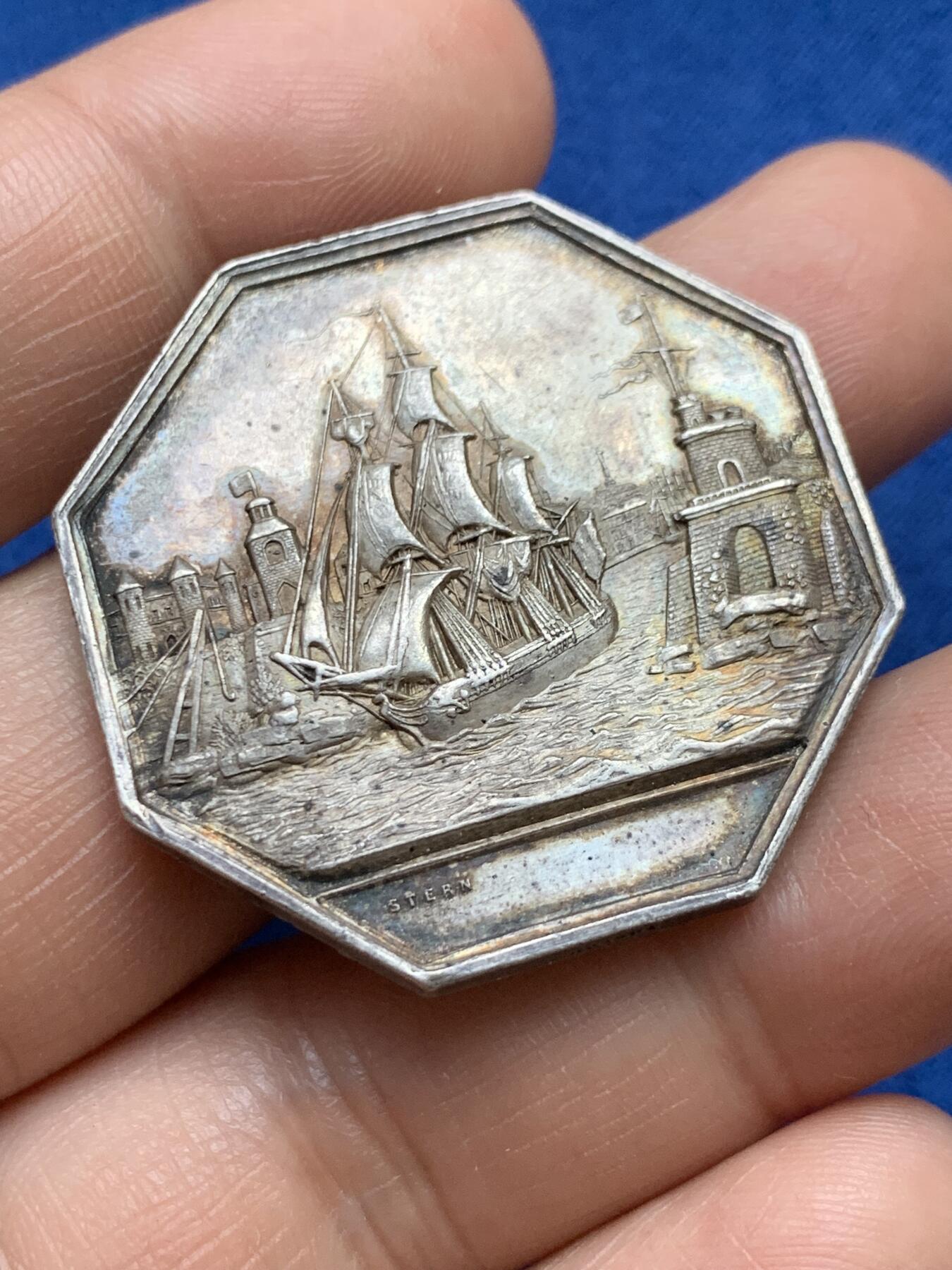 《竞宝斋》第375场 周日，周一，周二 3场连拍 （全场包邮） 法国Sterrn 海上保险公司八角银质代币，19.2g，36.5mm，手指边铭