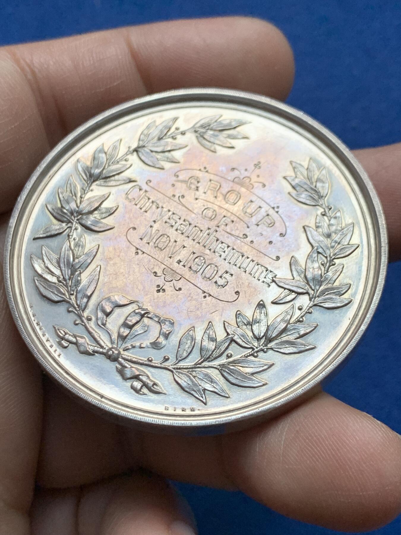 《竞宝斋》第375场 周日，周一，周二 3场连拍 （全场包邮） 英国国家菊花协会银章 高浮雕 64.6g 51.5mm