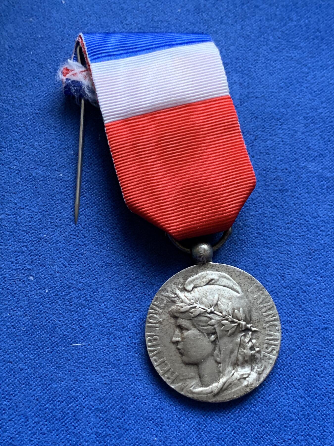 《竞宝斋》第375场 周日，周一，周二 3场连拍 （全场包邮） 法国劳工部奖章 带盒 总重约11.9克