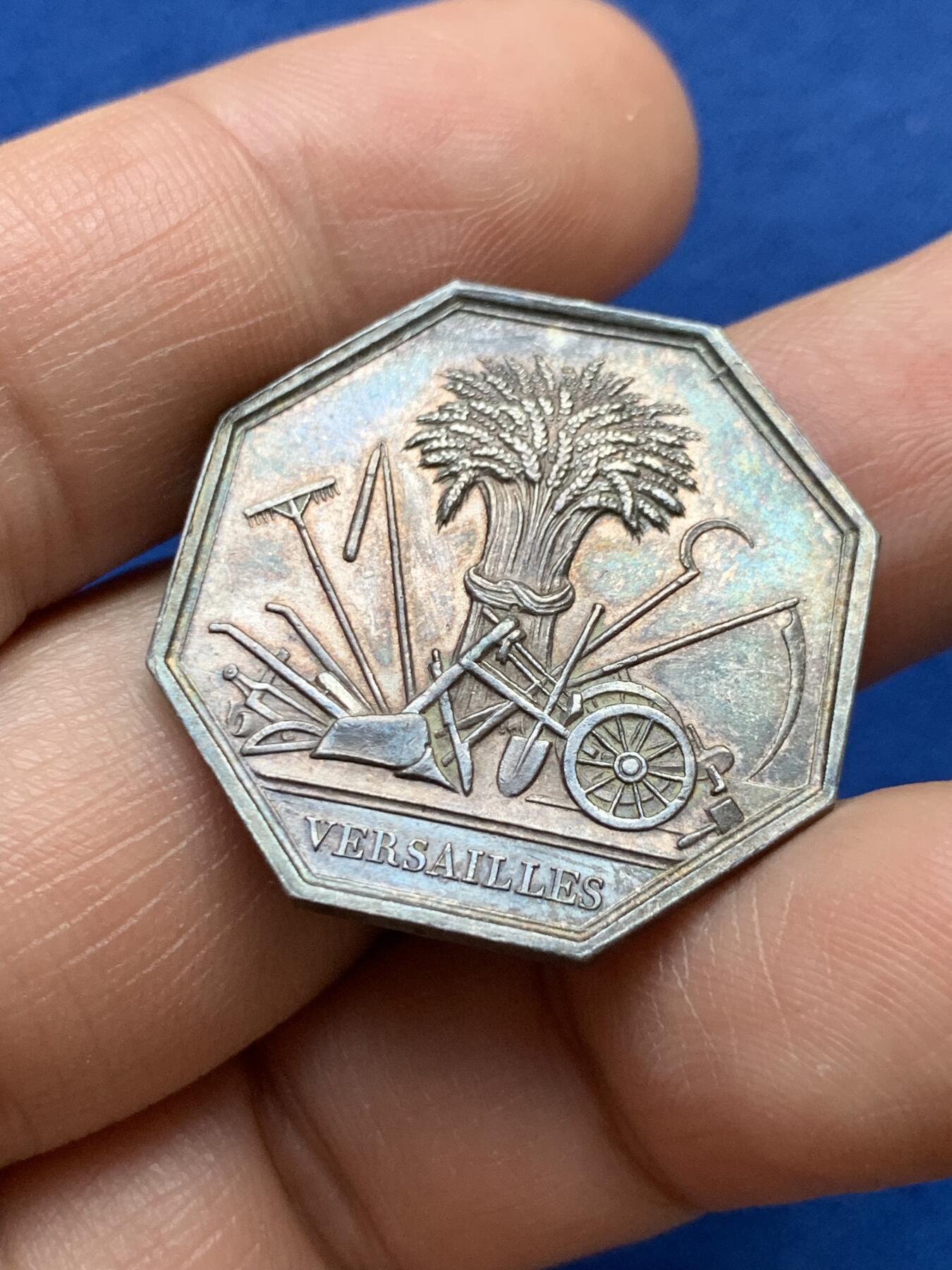 《竞宝斋》第375场 周日，周一，周二 3场连拍 （全场包邮） 法国凡尔赛皇家农业、园艺、渔业和狩猎公司八角银质代币，11.3g，29.2mm，油灯边铭