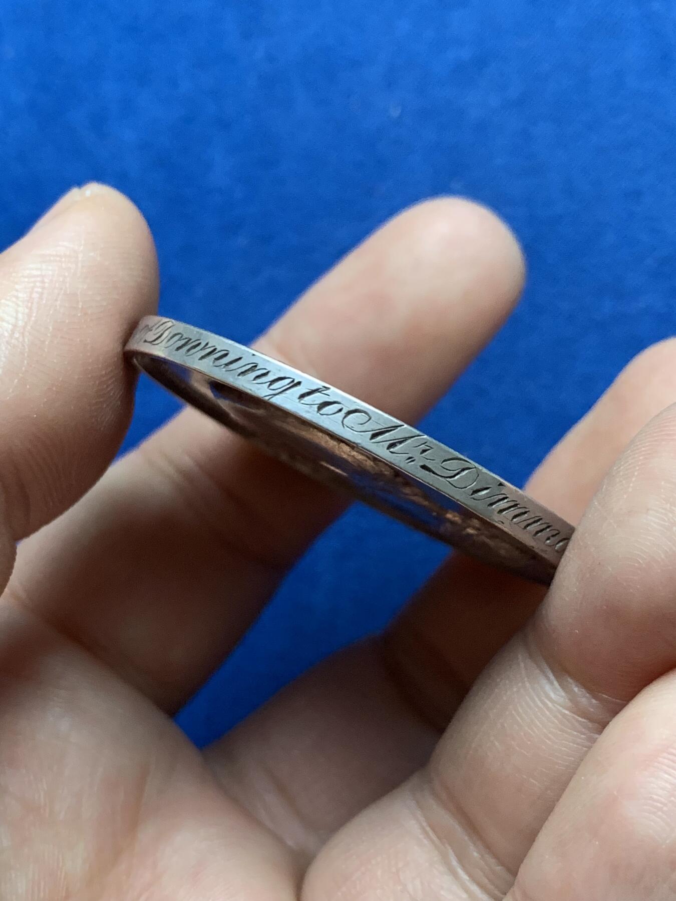 《竞宝斋》第375场 周日，周一，周二 3场连拍 （全场包邮） 英国1835年剑桥大学校长银章，侧面刻了精美的鸡肠文，40.37g，44.2mm