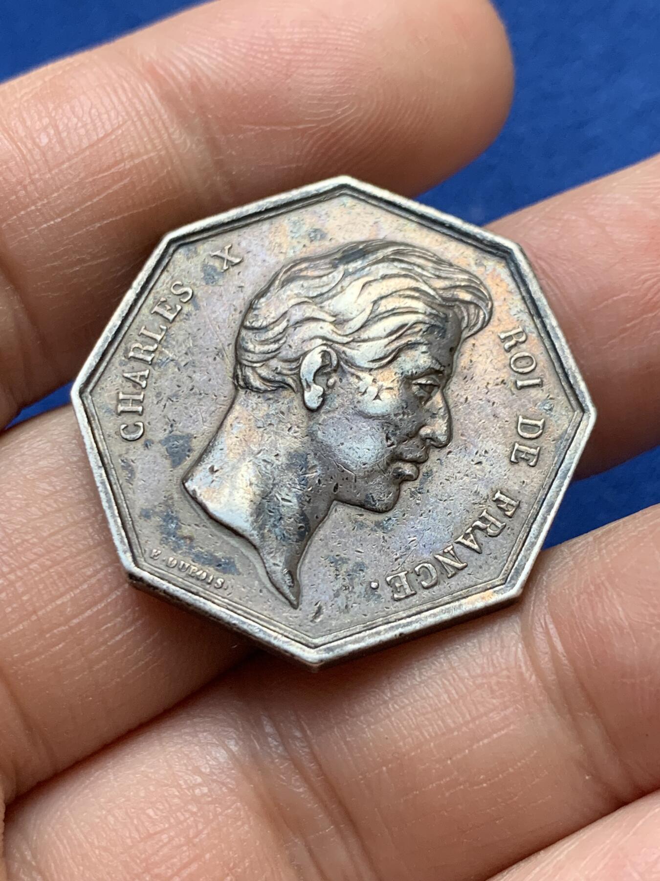 《竞宝斋》第375场 周日，周一，周二 3场连拍 （全场包邮） 法国查理十世高卢雄鸡八角银代币 早期无边铭 14.25g，29.6mm