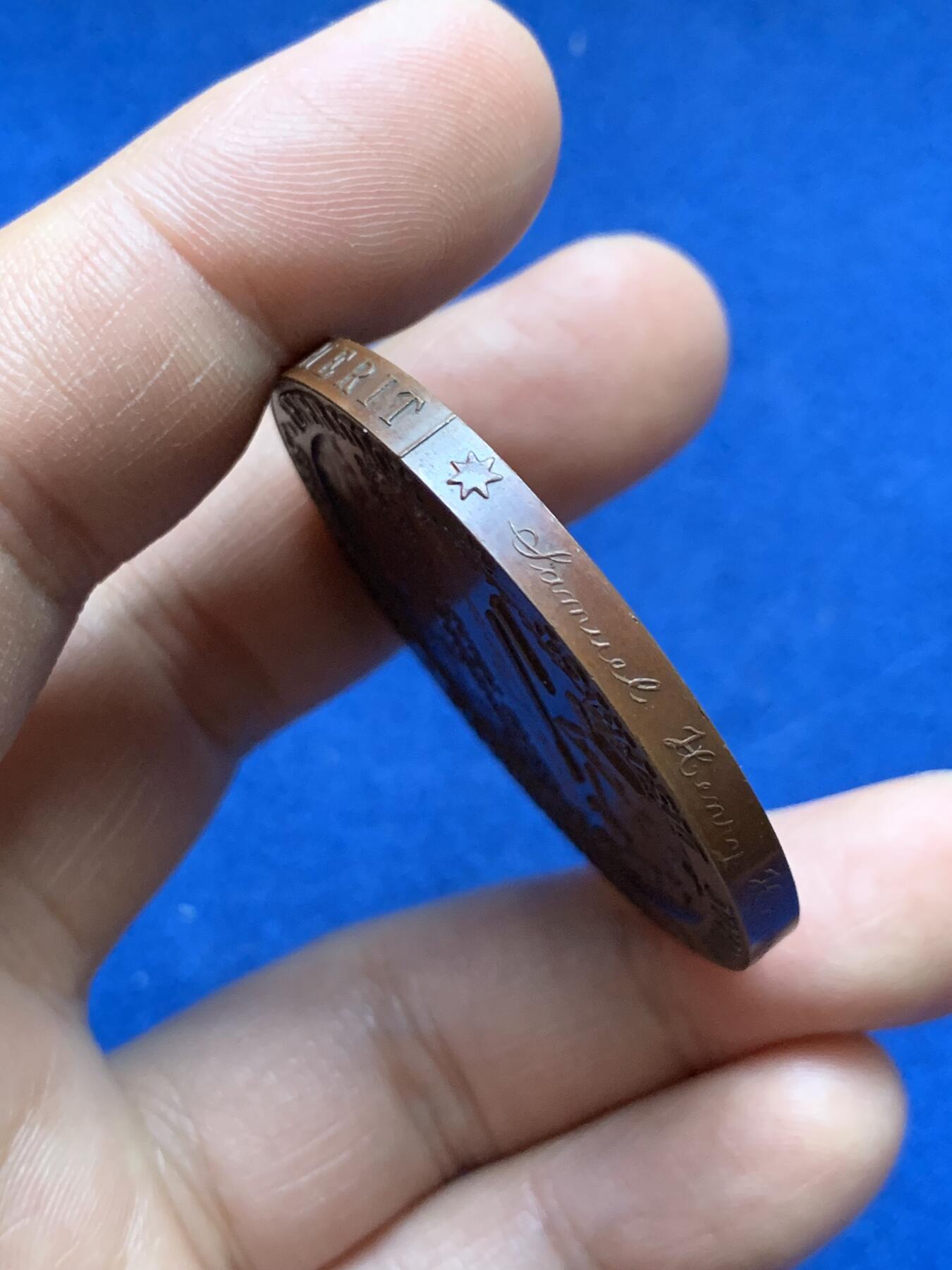 《竞宝斋》第375场 周日，周一，周二 3场连拍 （全场包邮） 英国1893年约克郡哈利法克斯技术学校铜章，极少见的侧面阳刻，45.75g，44.8mm