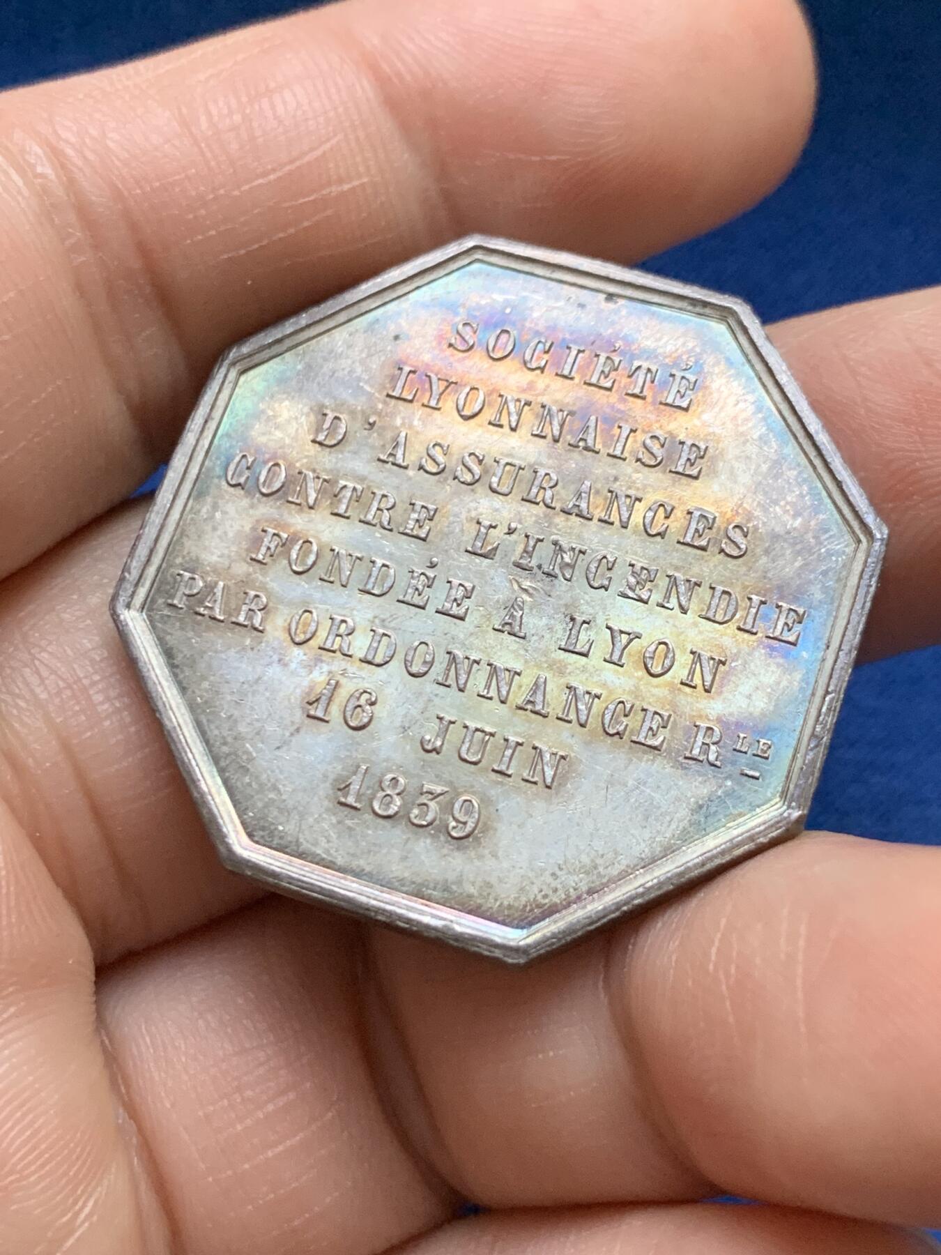 《竞宝斋》第375场 周日，周一，周二 3场连拍 （全场包邮） 法国里昂火灾保险公司八角银质代币，18.8g，34.7mm，油灯边铭