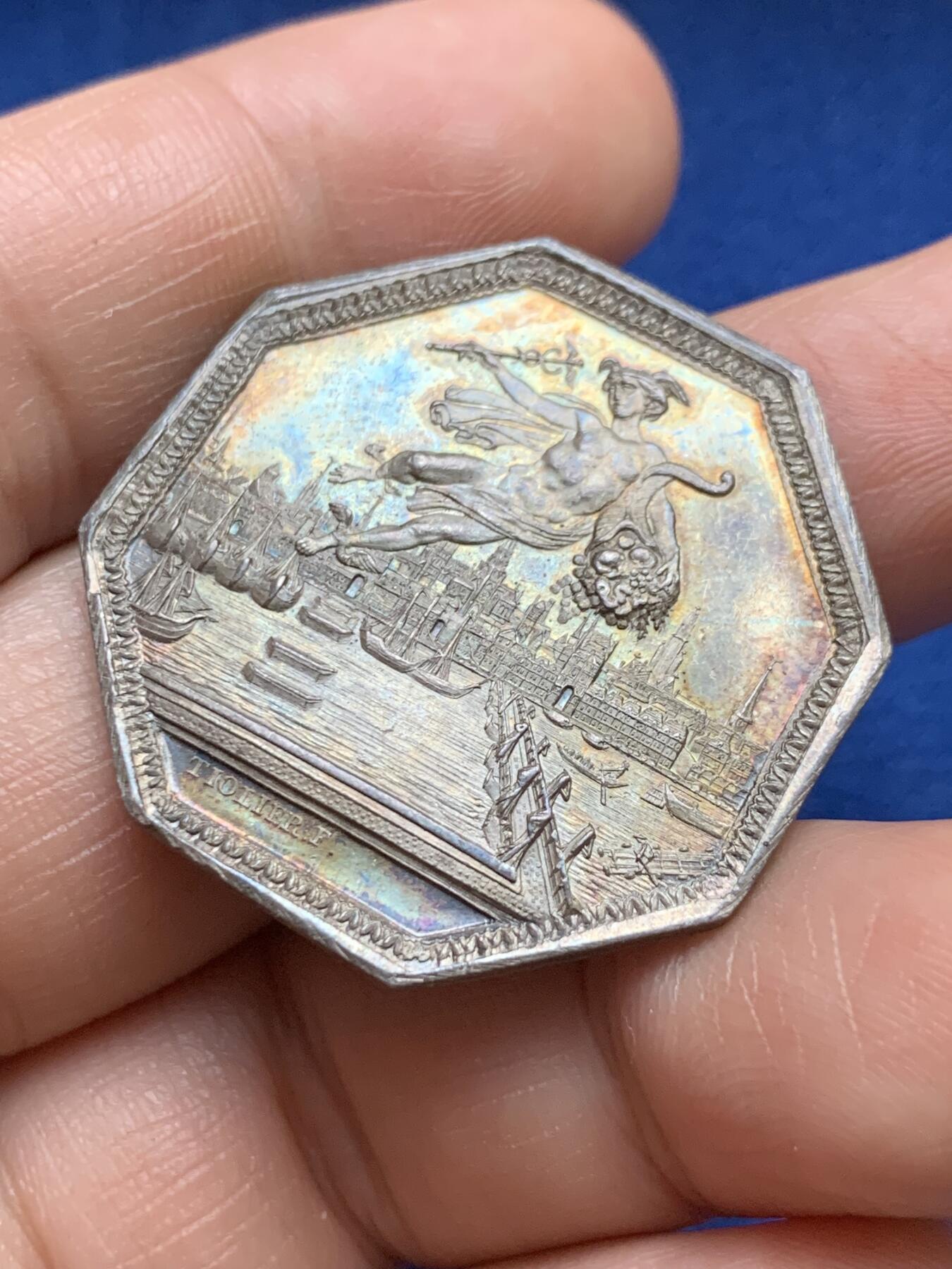 《竞宝斋》第375场 周日，周一，周二 3场连拍 （全场包邮） 法国JETON银质八角，鲁昂商会，直径33.7毫米，克重16.43 边铭：1845-1860手指