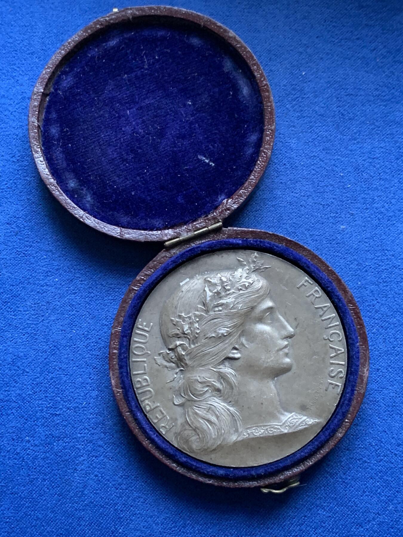 《竞宝斋》第375场 周日，周一，周二 3场连拍 （全场包邮） 法国战争部长颁发射击银章 丰饶角1银 带盒 65.1g 49.9mm