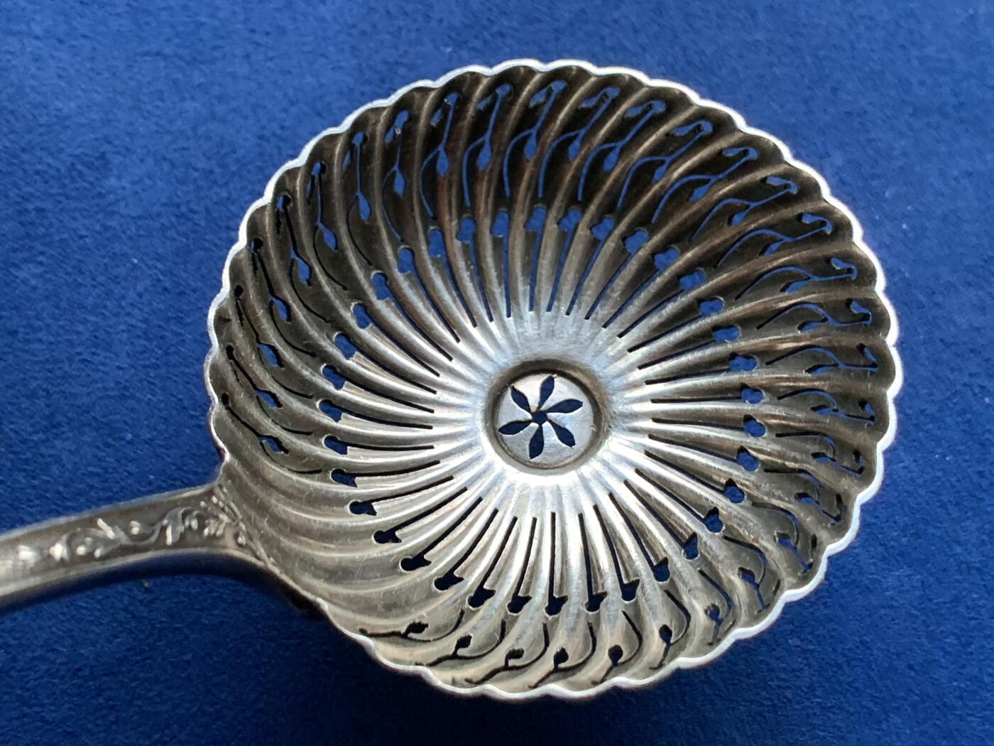 《竞宝斋》第375场 周日，周一，周二 3场连拍 （全场包邮） 法国镀银漏勺，重72.51g，尺寸约200*63mm，有B.T.A.M标，带原盒