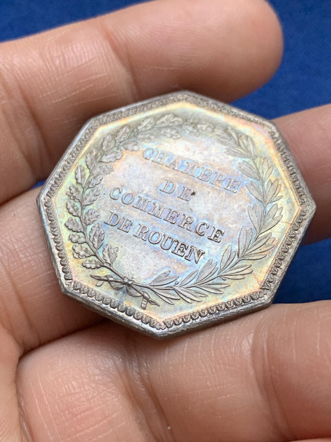 《竞宝斋》第375场 周日，周一，周二 3场连拍 （全场包邮） 法国JETON银质八角，鲁昂商会，直径33.7毫米，克重16.43 边铭：1845-1860手指