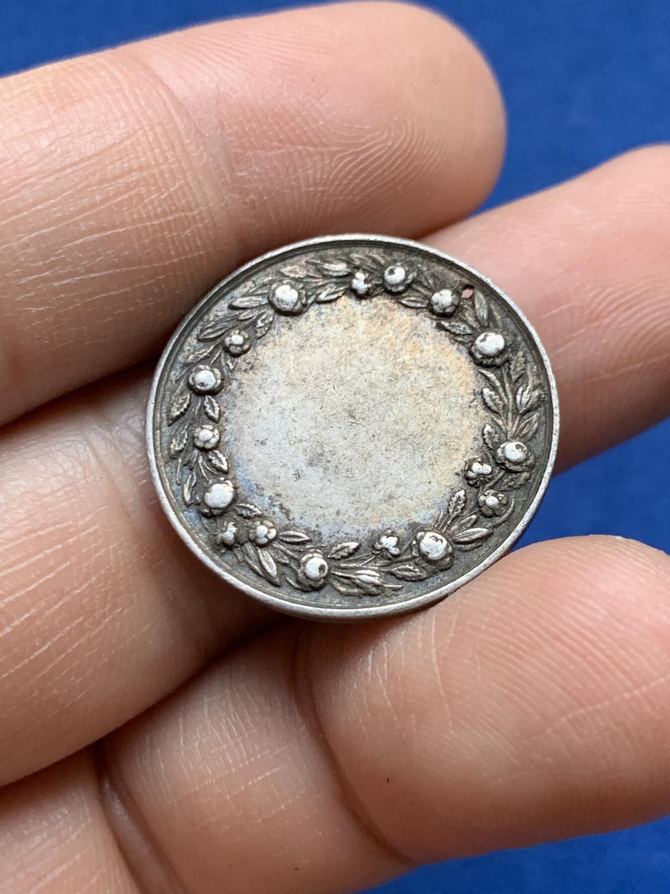 《竞宝斋》第375场 周日，周一，周二 3场连拍 （全场包邮） 法国婚姻与爱情纪念银章，4.7g，23.8mm，蜜蜂边铭，打孔