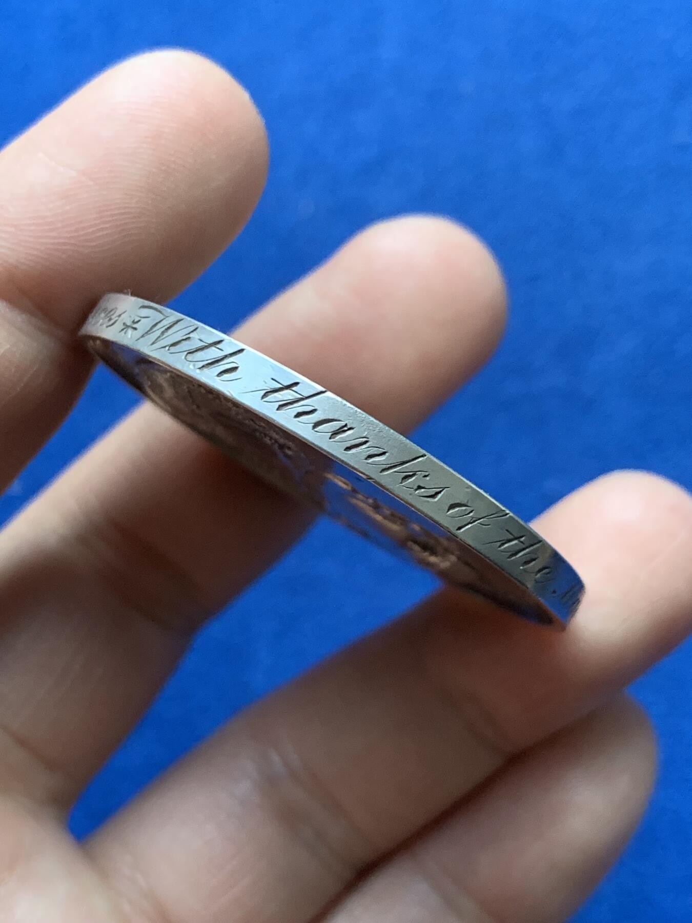 《竞宝斋》第375场 周日，周一，周二 3场连拍 （全场包邮） 英国1835年剑桥大学校长银章，侧面刻了精美的鸡肠文，40.37g，44.2mm