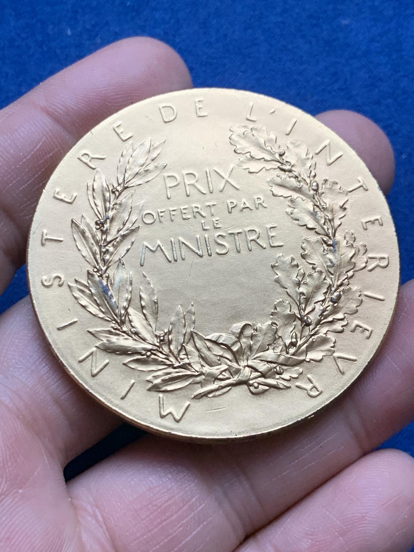 《竞宝斋》第375场 周日，周一，周二 3场连拍 （全场包邮） 法国O.Roty 内政部戎装玛丽镀金银章，68g，51.5mm，丰饶角边铭，带原盒