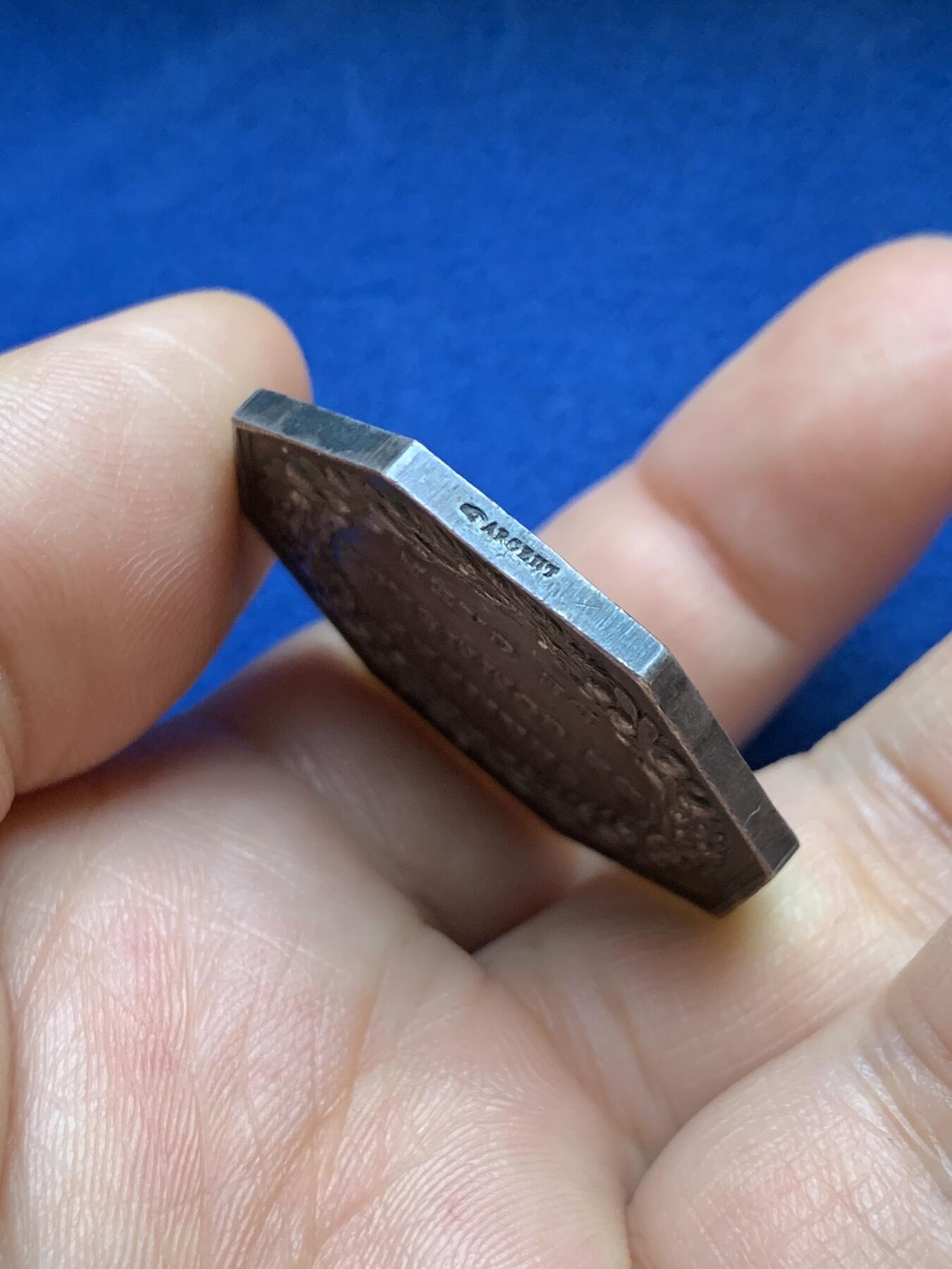 《竞宝斋》第375场 周日，周一，周二 3场连拍 （全场包邮） 法国JETON银质八角，卡昂商会，农业女神与商业之神，直径35.9毫米，克重21.33 边铭：原铸手指