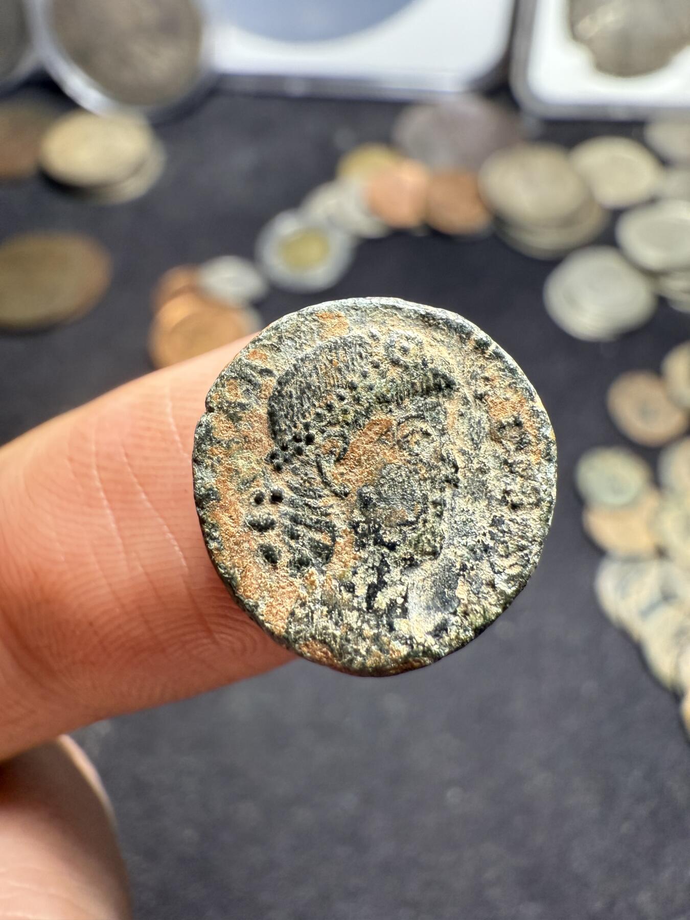 南宋泉阁俄币 外币 国币 专场第九期【送拍无额外佣金】 古罗马 公元337-340年 君士坦丁二世小铜币 士兵守护军旗 背逆 个头偏小但是头像打制清晰细节还不错 好品