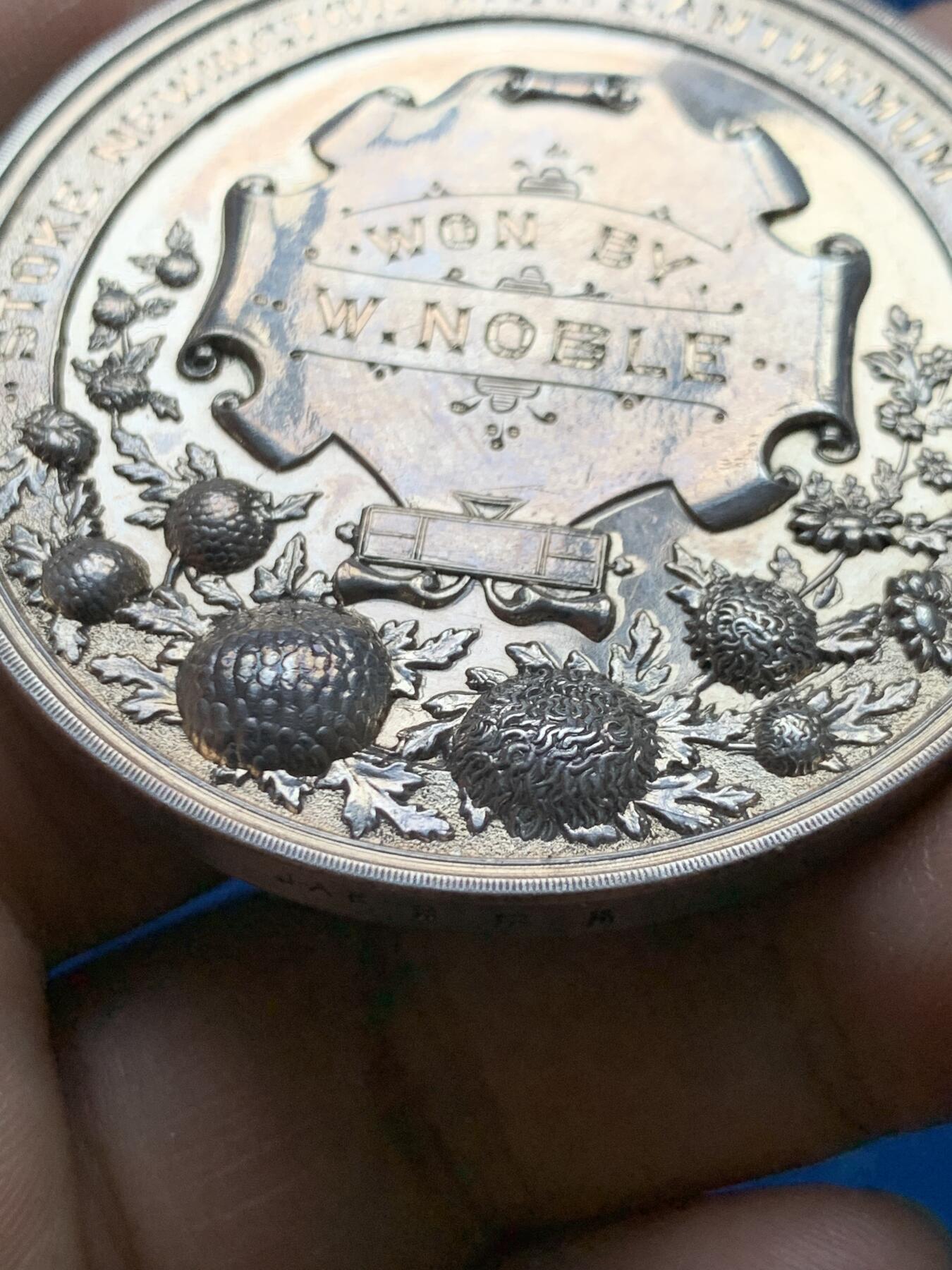 《竞宝斋》第375场 周日，周一，周二 3场连拍 （全场包邮） 英国国家菊花协会银章 高浮雕 64.6g 51.5mm