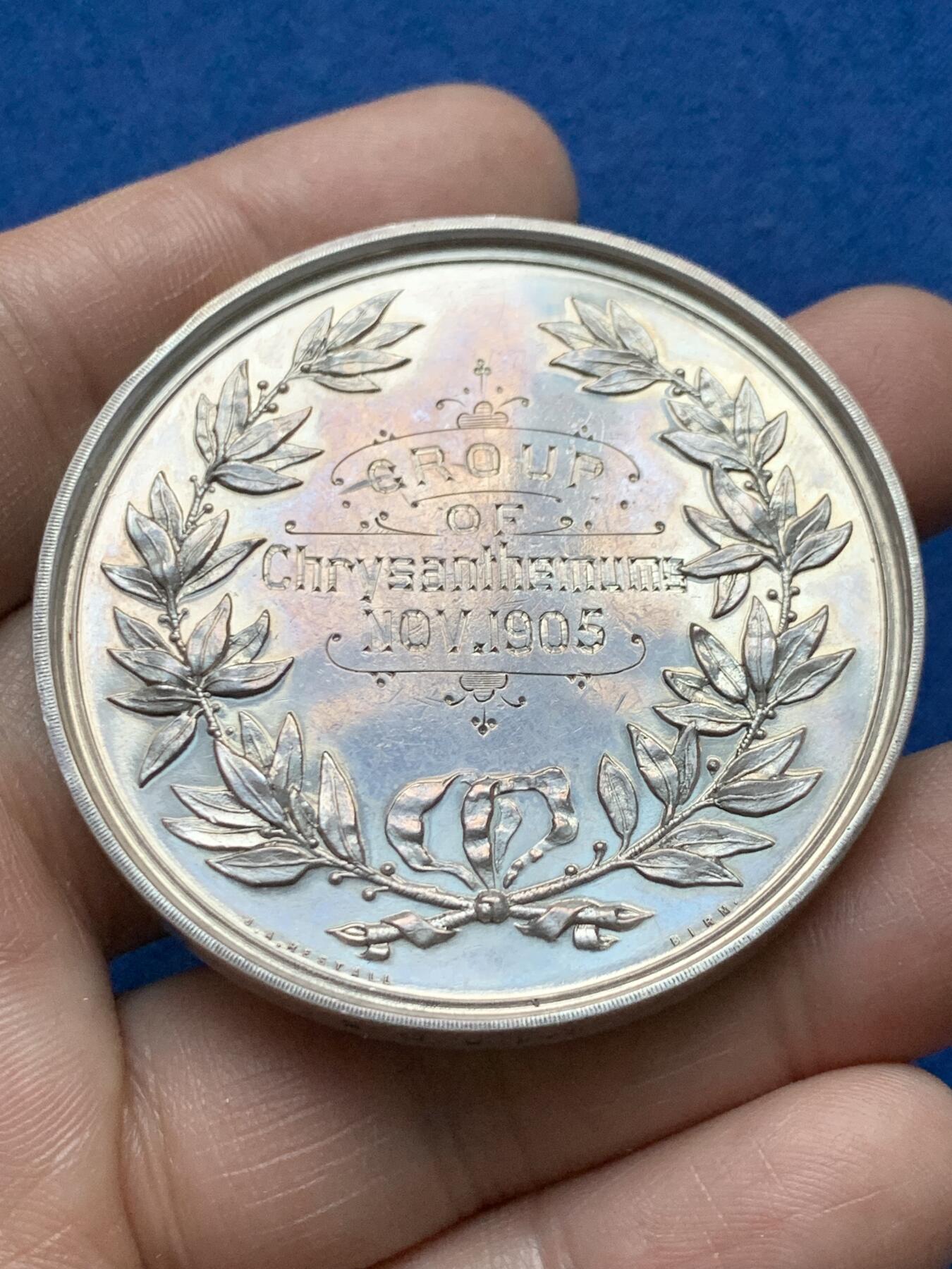 《竞宝斋》第375场 周日，周一，周二 3场连拍 （全场包邮） 英国国家菊花协会银章 高浮雕 64.6g 51.5mm