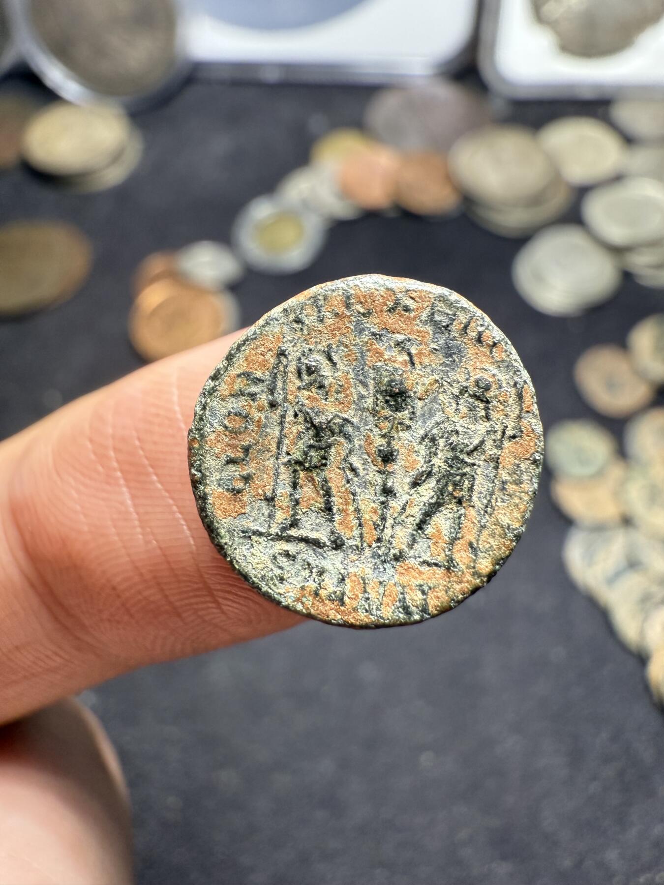 南宋泉阁俄币 外币 国币 专场第九期【送拍无额外佣金】 古罗马 公元337-340年 君士坦丁二世小铜币 士兵守护军旗 背逆 个头偏小但是头像打制清晰细节还不错 好品