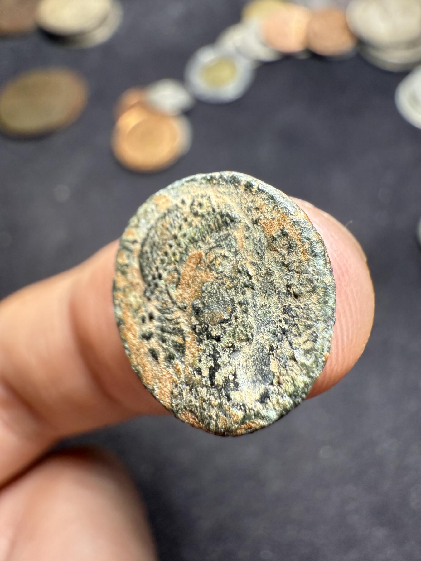 南宋泉阁俄币 外币 国币 专场第九期【送拍无额外佣金】 古罗马 公元337-340年 君士坦丁二世小铜币 士兵守护军旗 背逆 个头偏小但是头像打制清晰细节还不错 好品