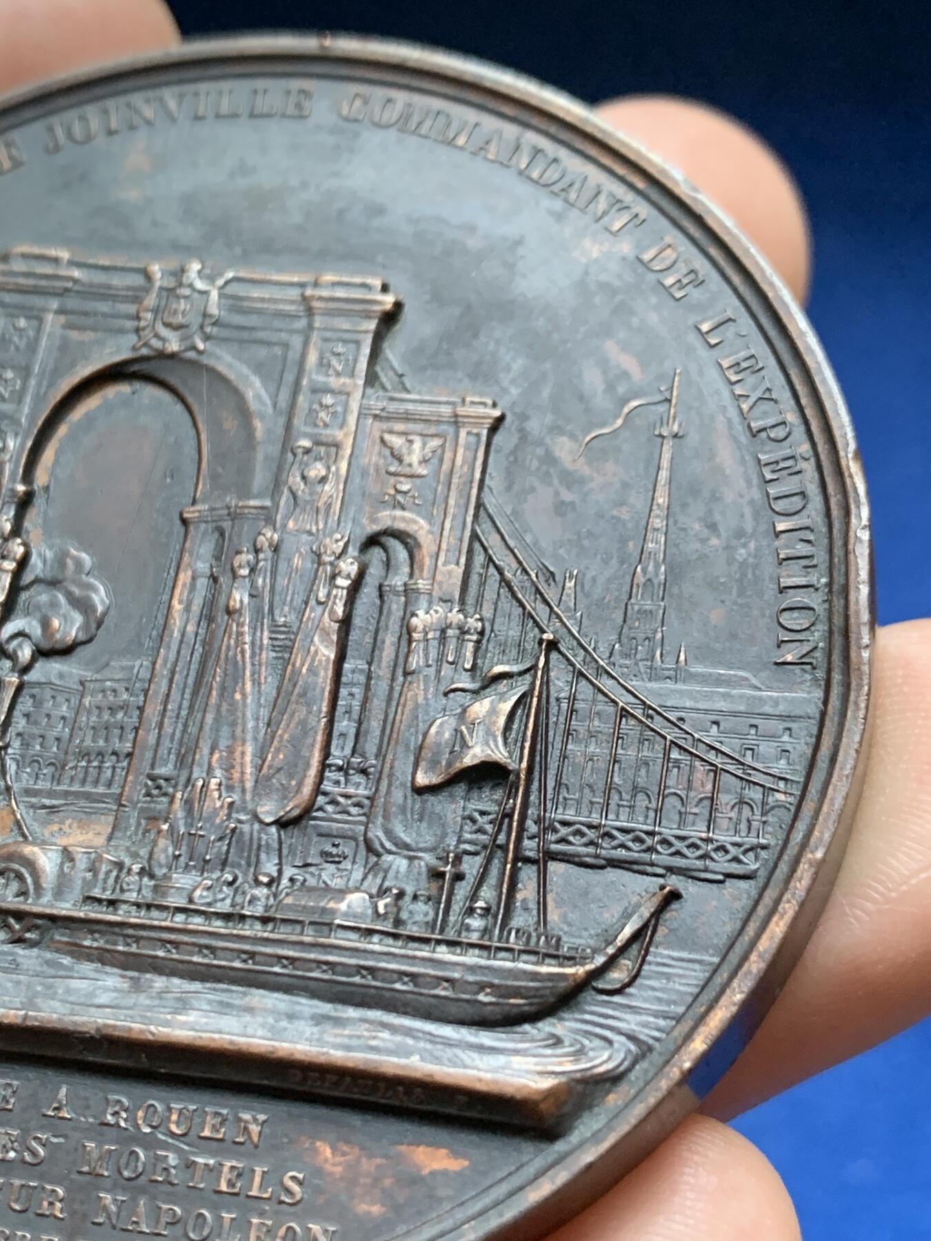 《竞宝斋》第375场 周日，周一，周二 3场连拍 （全场包邮） 法国1840年12月10号迎回拿破仑灵柩经过鲁昂纪念铜章，141.2g，63.2mm，1842-1845船首边铭，有轻磕