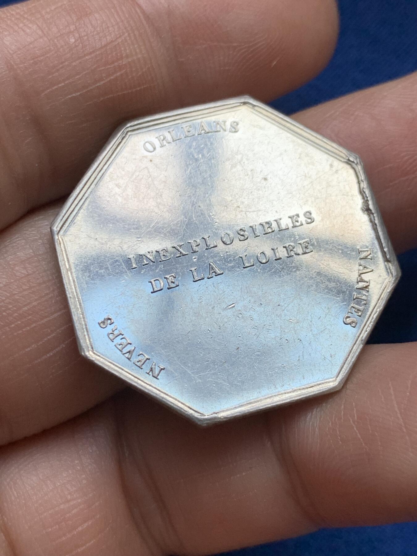 《竞宝斋》第375场 周日，周一，周二 3场连拍 （全场包邮） 法国卢瓦尔河运输八角银质代币，12.4g，31.3mm，手指铭银标。