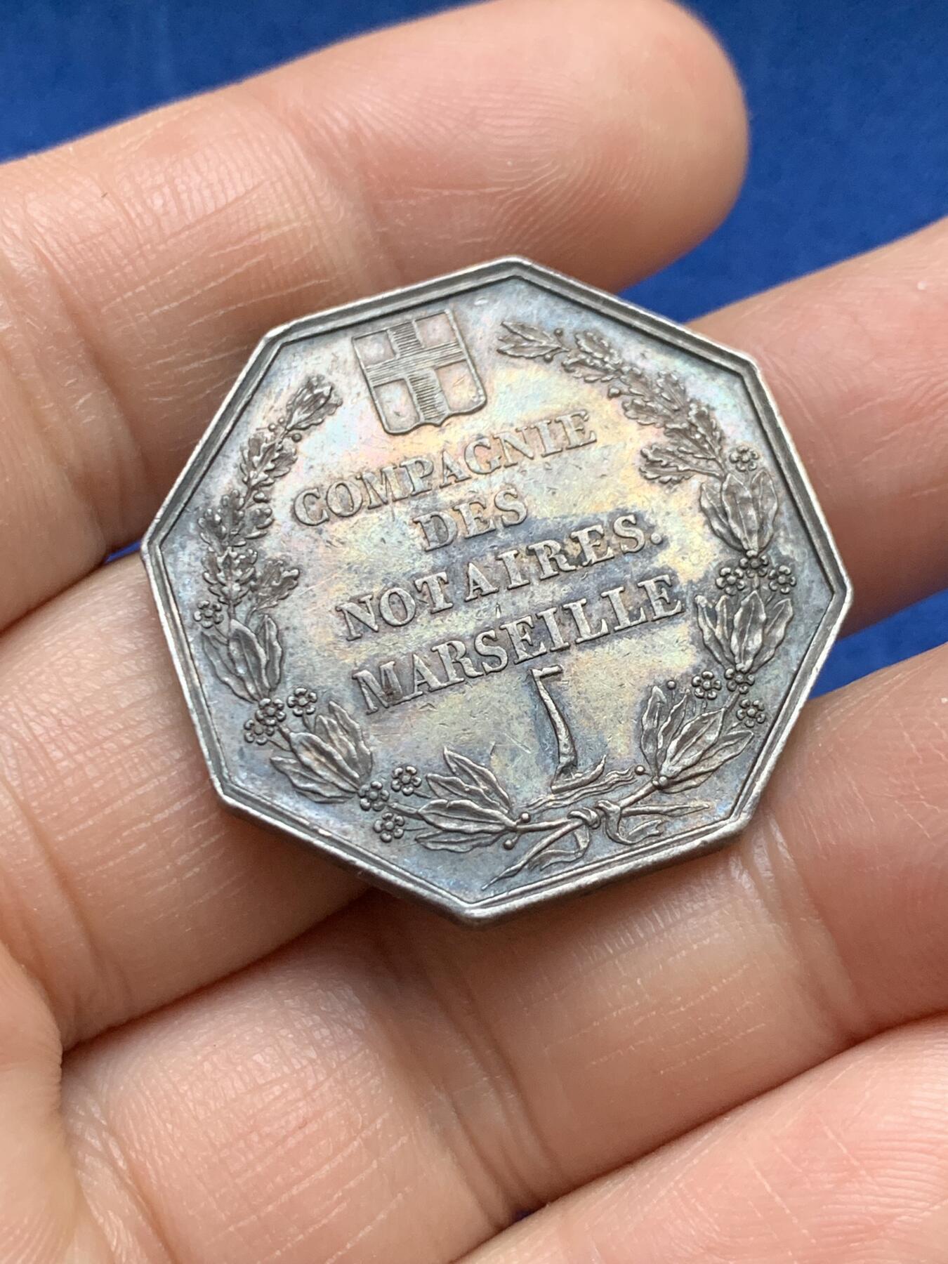 《竞宝斋》第375场 周日，周一，周二 3场连拍 （全场包邮） 法国马赛名人协会八角银质代币 13.75克 30.9mm 油灯 1890边铭